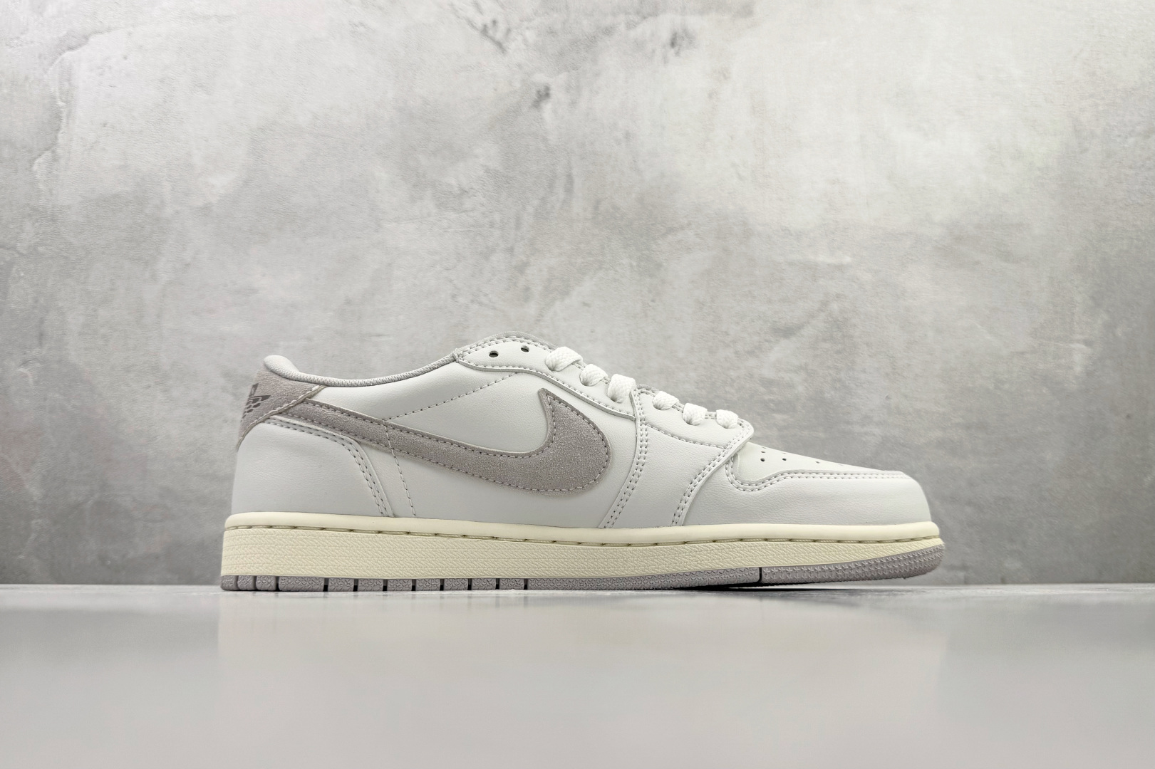 Jordan Air Jordan 1 灰白 FB9933-100 尺码：35.5 36 36.5 37.5 38 38.5 39 40 40.5 41 42 42.5 43 44 44.4 45 46 47 47.5 编码：31