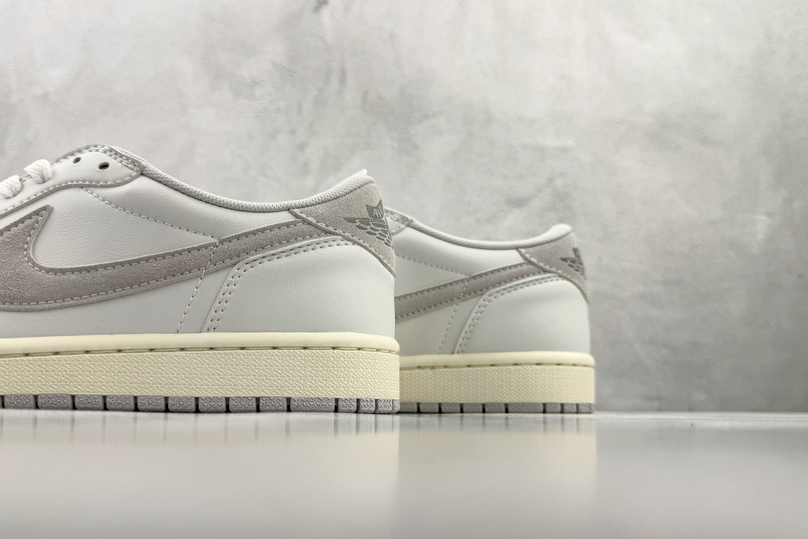 Jordan Air Jordan 1 灰白 FB9933-100 尺码：35.5 36 36.5 37.5 38 38.5 39 40 40.5 41 42 42.5 43 44 44.4 45 46 47 47.5 编码：31