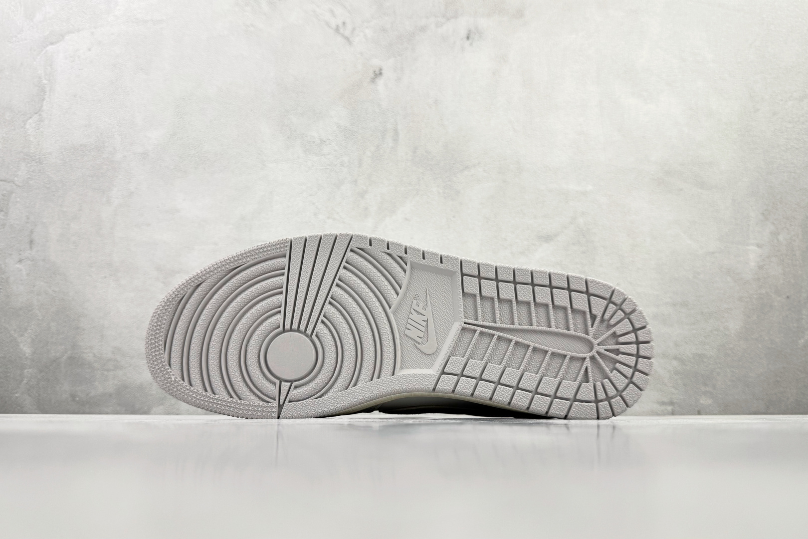 Jordan Air Jordan 1 灰白 FB9933-100 尺码：35.5 36 36.5 37.5 38 38.5 39 40 40.5 41 42 42.5 43 44 44.4 45 46 47 47.5 编码：31