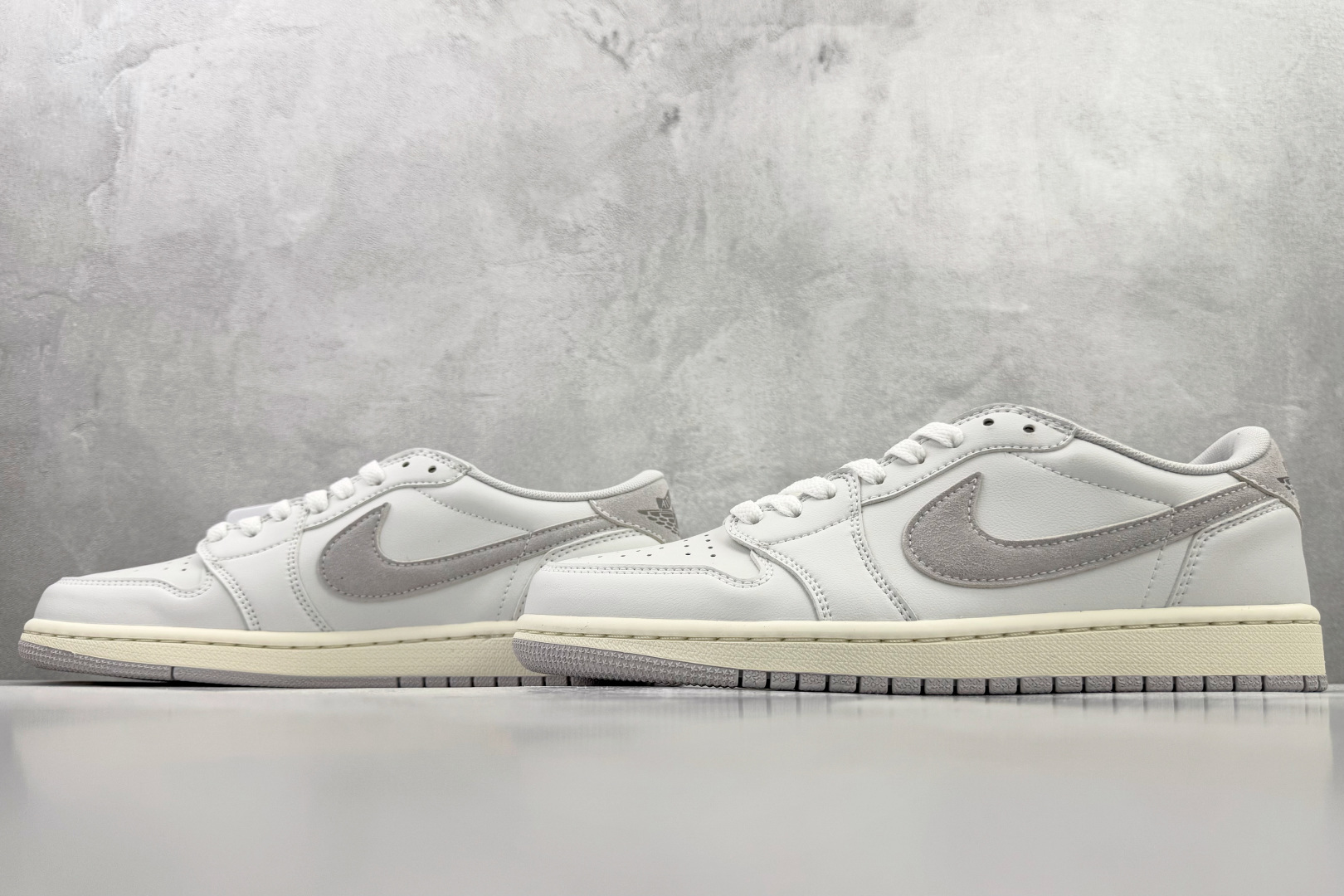 Jordan Air Jordan 1 灰白 FB9933-100 尺码：35.5 36 36.5 37.5 38 38.5 39 40 40.5 41 42 42.5 43 44 44.4 45 46 47 47.5 编码：31