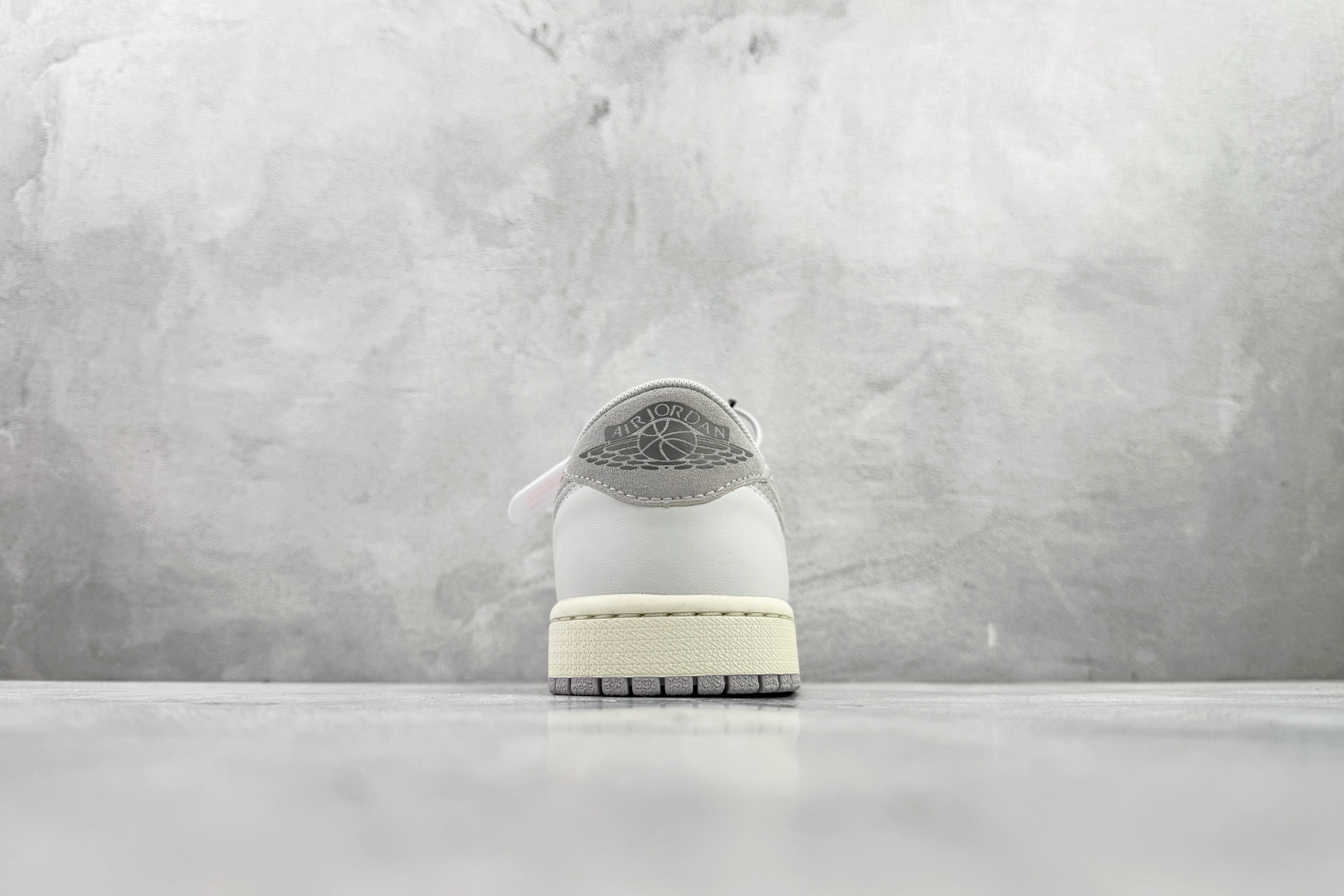 Jordan Air Jordan 1 灰白 FB9933-100 尺码：35.5 36 36.5 37.5 38 38.5 39 40 40.5 41 42 42.5 43 44 44.4 45 46 47 47.5 编码：31