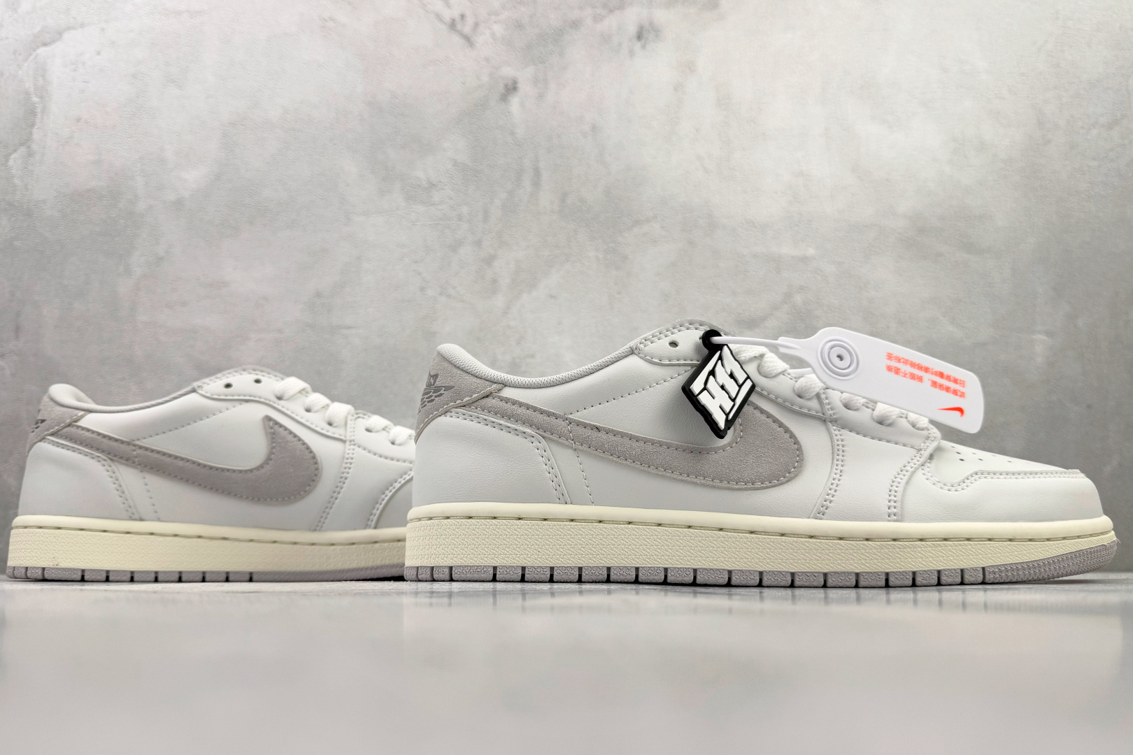 Jordan Air Jordan 1 灰白 FB9933-100 尺码：35.5 36 36.5 37.5 38 38.5 39 40 40.5 41 42 42.5 43 44 44.4 45 46 47 47.5 编码：31