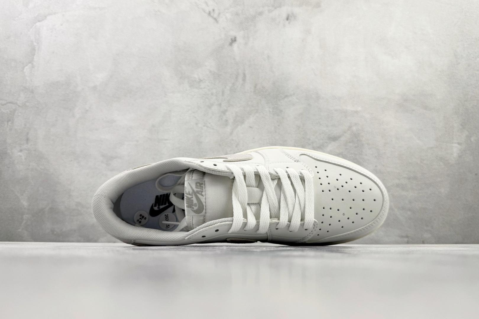 Jordan Air Jordan 1 灰白 FB9933-100 尺码：35.5 36 36.5 37.5 38 38.5 39 40 40.5 41 42 42.5 43 44 44.4 45 46 47 47.5 编码：31