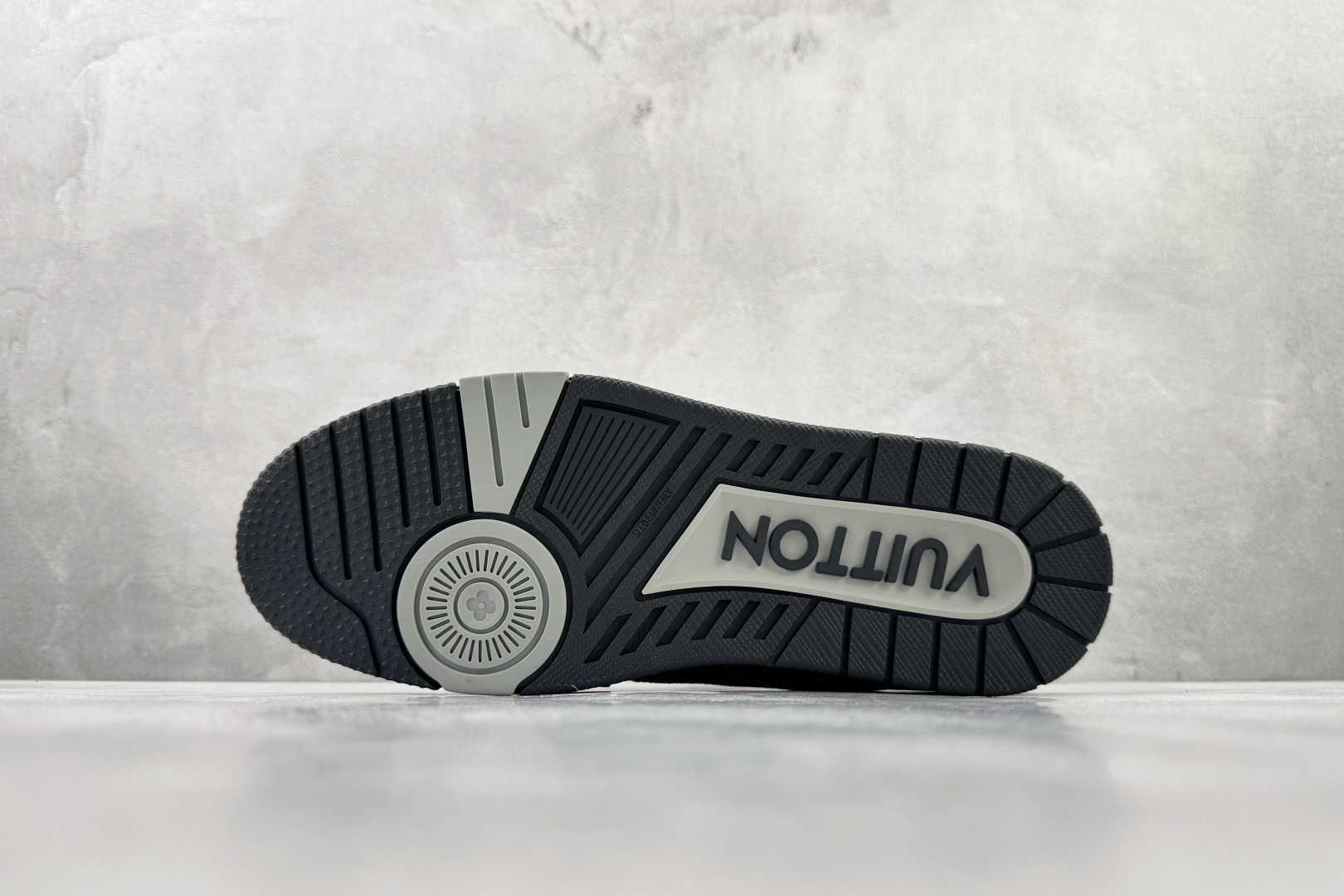 顶级纯原 LOUIS VUITTTrainer 黑色 1AHSZD