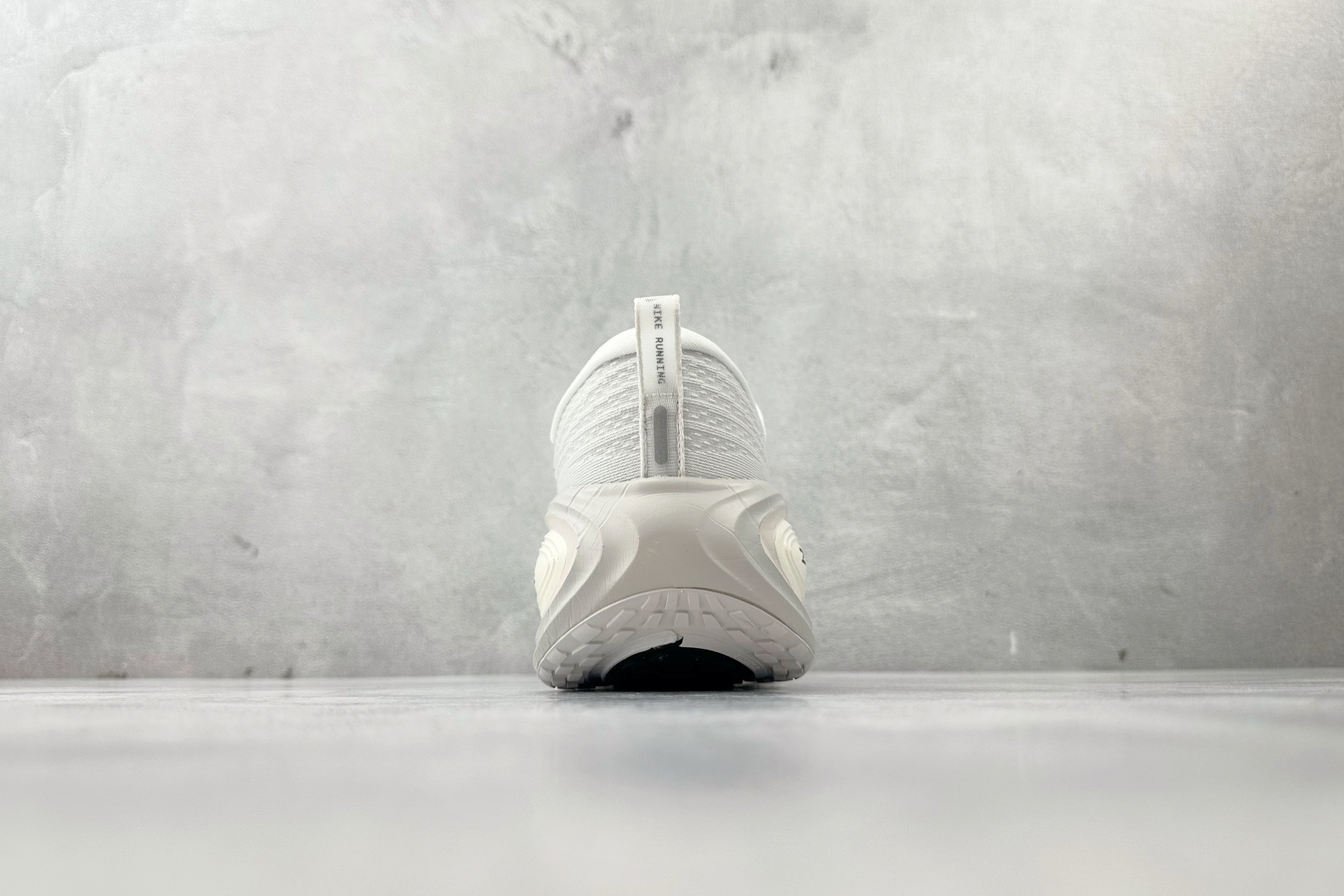 全套数据私模 Nike Vomero Plus ”Reverse Swoosh” 白色 IH2268-100