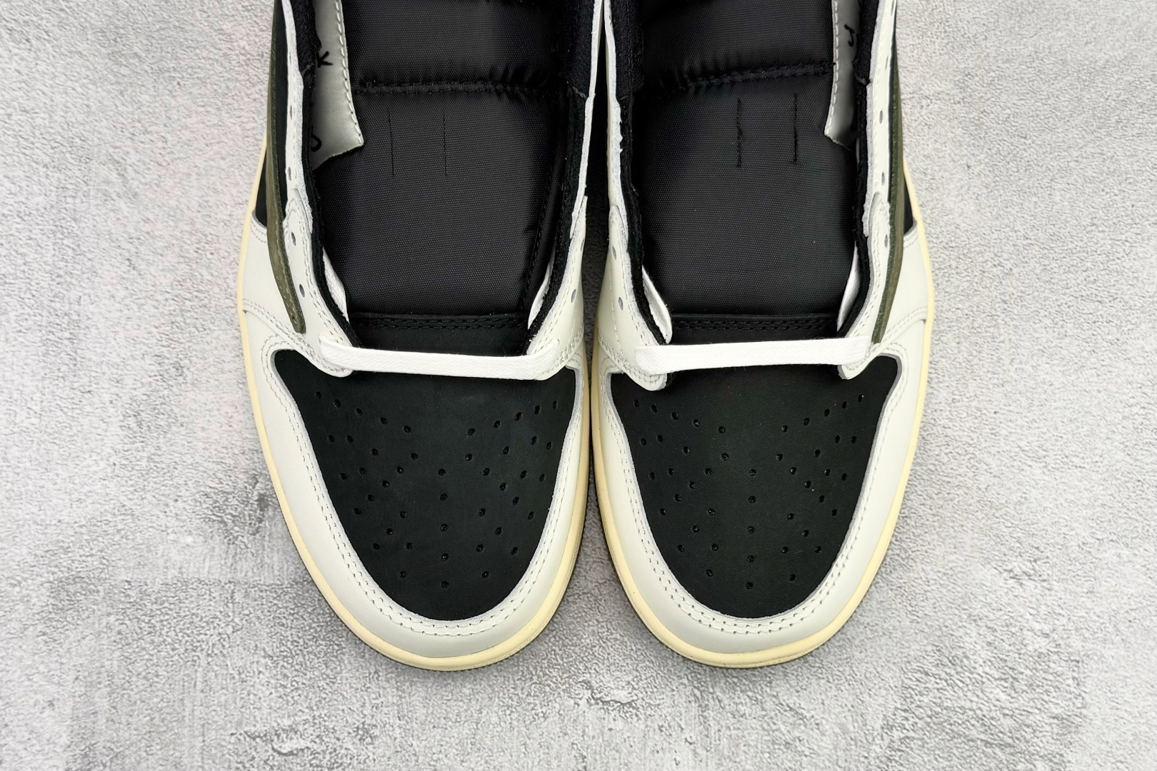 Travis Scott x Jordan Air Jordan 1 倒钩 5.0 皮革 Low ”Medium Olive” 黑绿橄榄 DZ4137-106