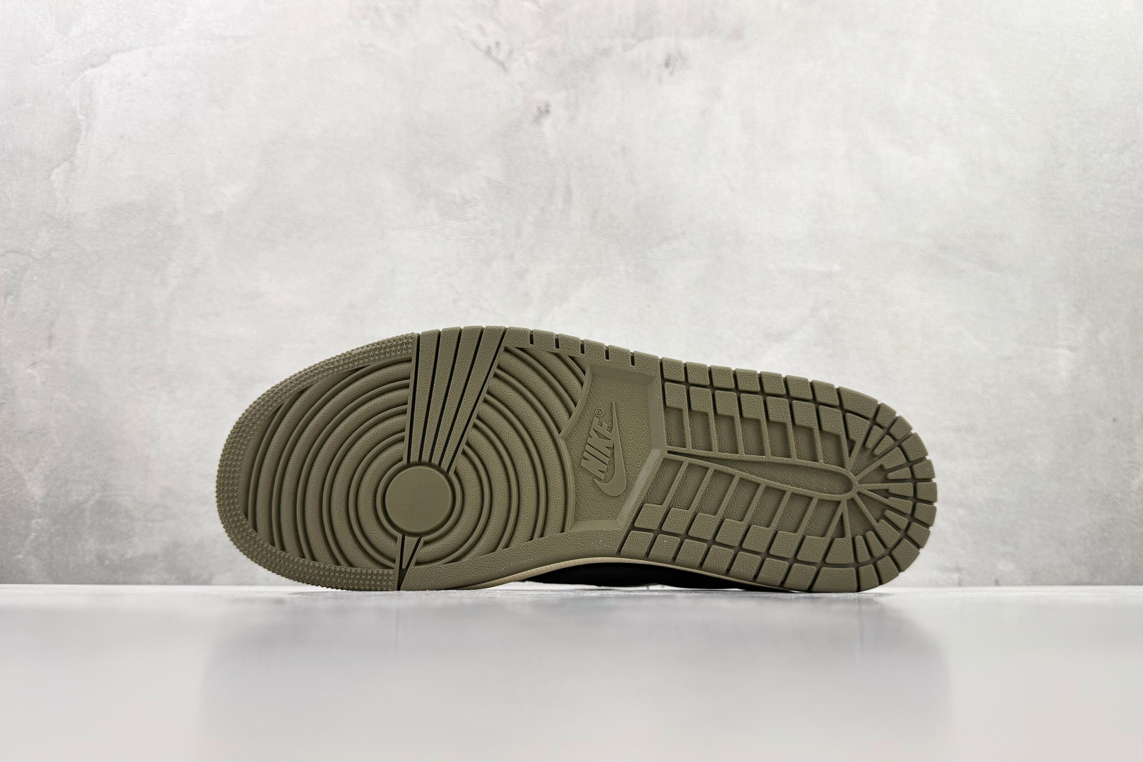 Travis Scott x Jordan Air Jordan 1 倒钩 5.0 皮革 Low ”Medium Olive” 黑绿橄榄 DZ4137-106