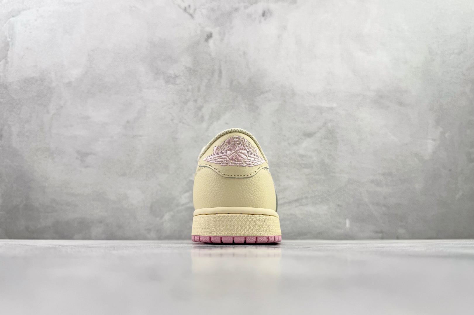 东南亚订单 Jordan Air Jordan 1 Low SP 黄粉 IQ7604-100
