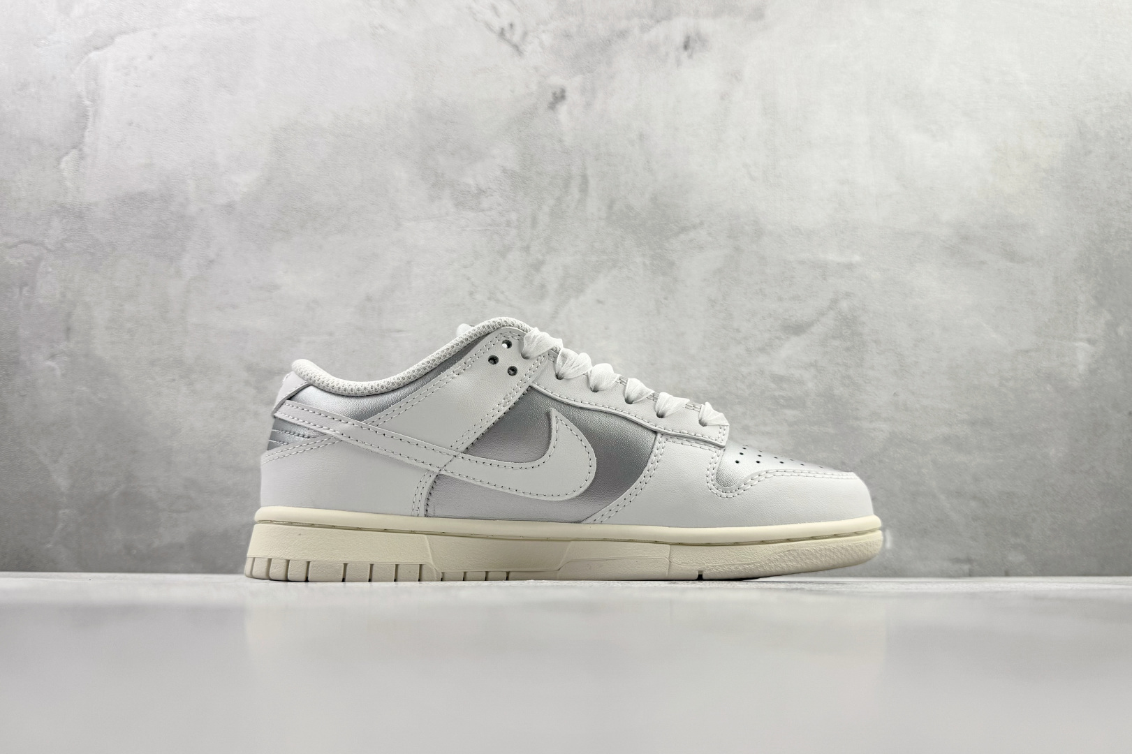 220 Nike Dunk Low Metallic 银白 IB7311-001-Chinese UA Cheap High Quatity Brand Clothes Bags handbags Sneakers wholesale wholesaler seller from China Factory suppliers Fashion Clothing Shoes best Quality Beautiful Price 220 Nike Dunk Low Metallic 银白 IB7311-001