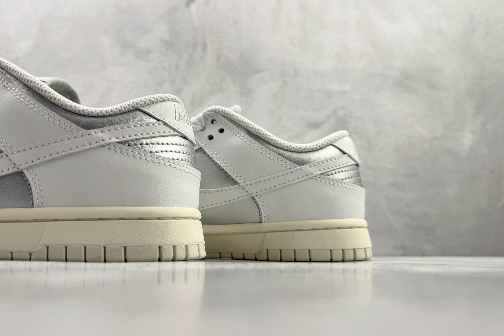 220 Nike Dunk Low Metallic 银白 IB7311-001-Chinese UA Cheap High Quatity Brand Clothes Bags handbags Sneakers wholesale wholesaler seller from China Factory suppliers Fashion Clothing Shoes best Quality Beautiful Price 220 Nike Dunk Low Metallic 银白 IB7311-001