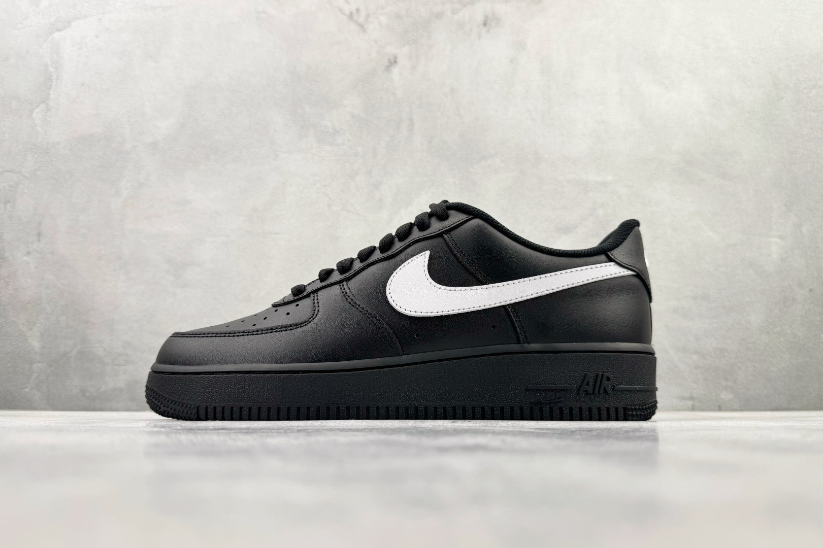 原厂皮 Nike Air Force 1'07 黑白货号：FZ0627-010尺码：35.5 36 36