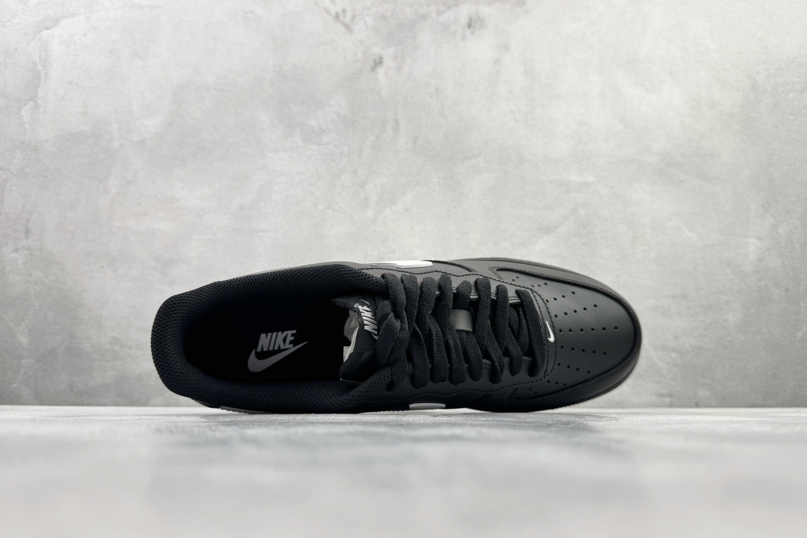 原厂皮 Nike Air Force 1'07 黑白货号：FZ0627-010尺码：35.5 36 36