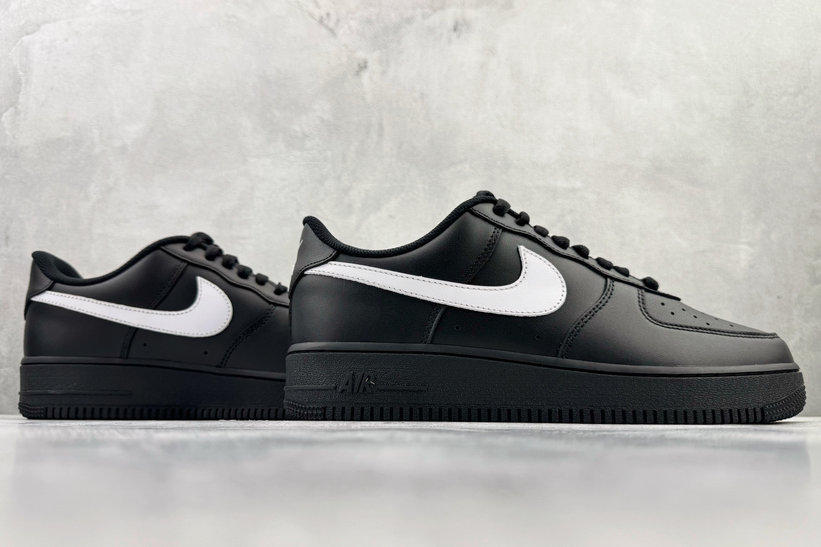 原厂皮 Nike Air Force 1'07 黑白货号：FZ0627-010尺码：35.5 36 36