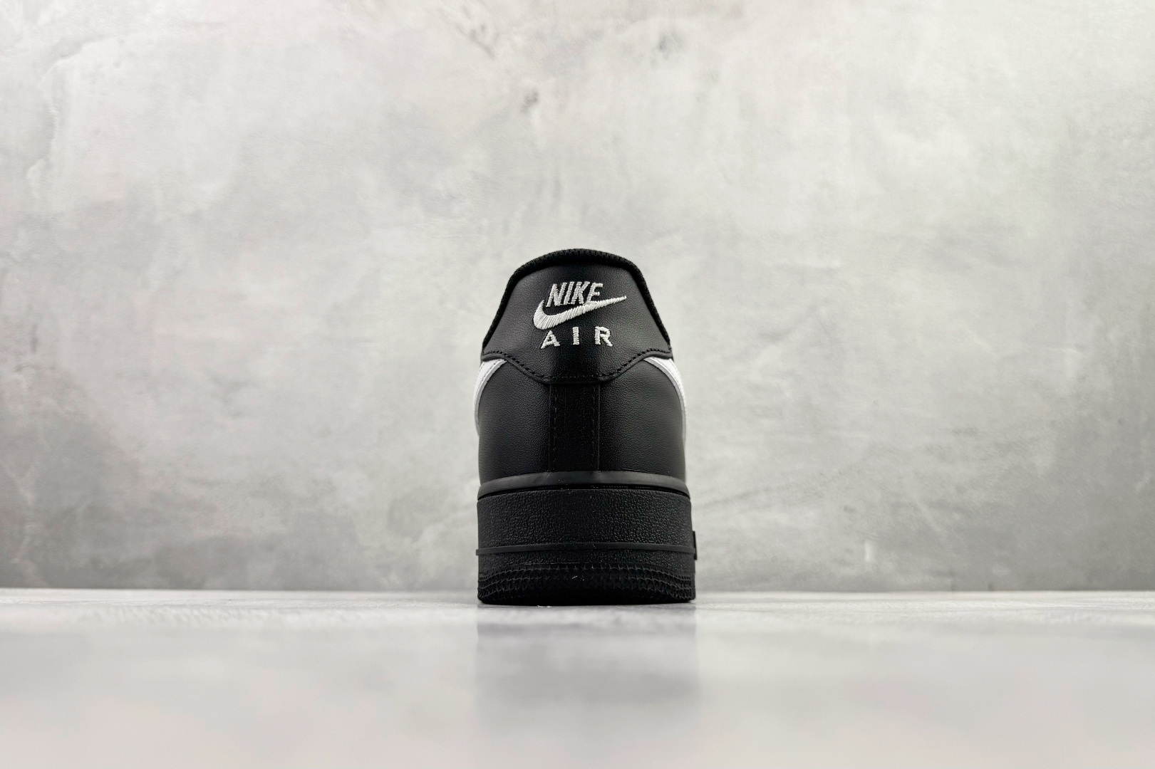 原厂皮 Nike Air Force 1'07 黑白货号：FZ0627-010尺码：35.5 36 36