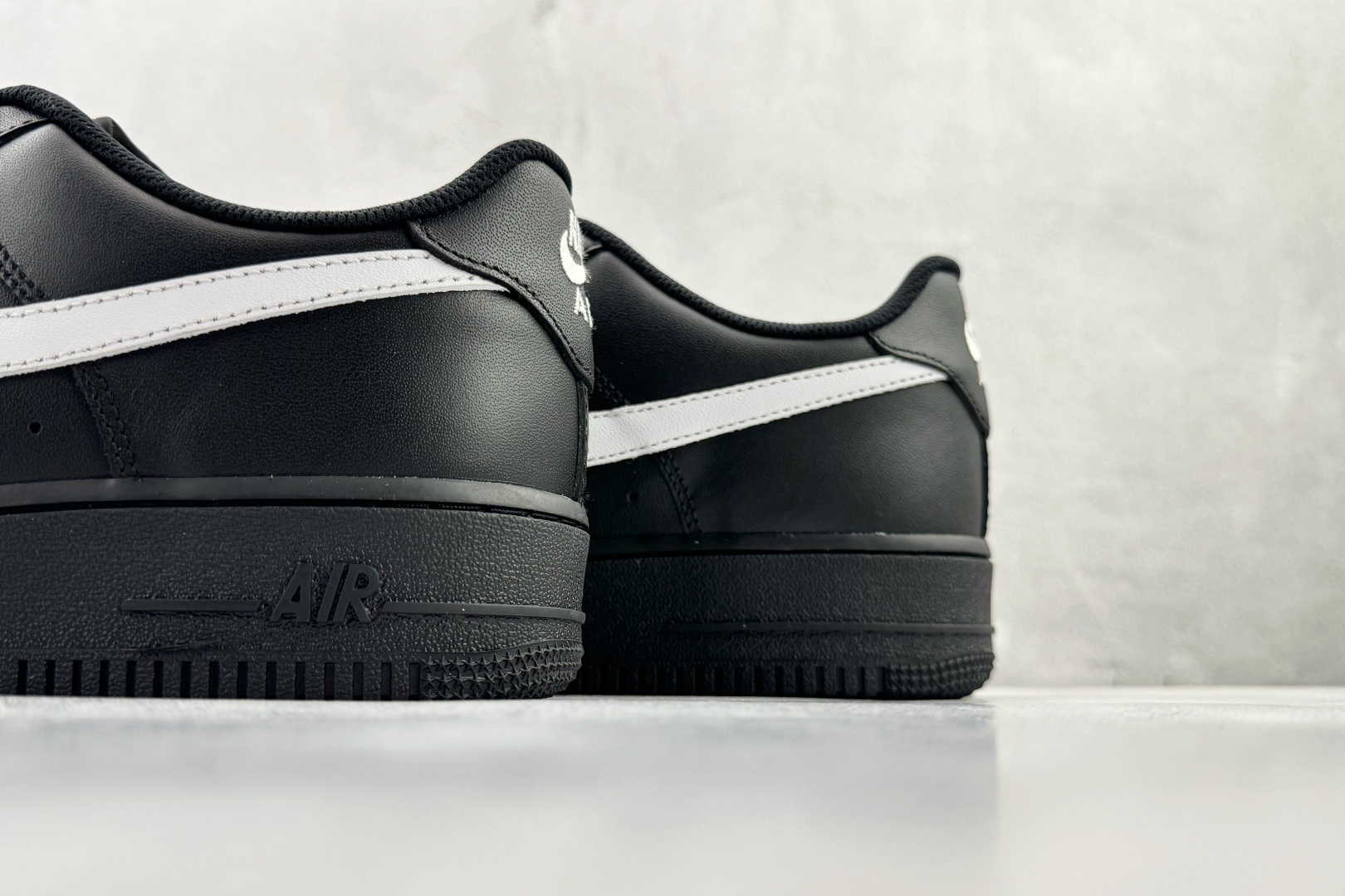 原厂皮 Nike Air Force 1'07 黑白货号：FZ0627-010尺码：35.5 36 36