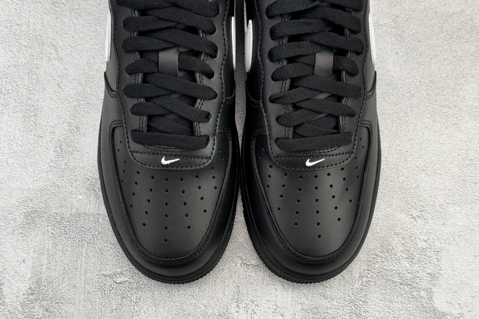 原厂皮 Nike Air Force 1'07 黑白货号：FZ0627-010尺码：35.5 36 36