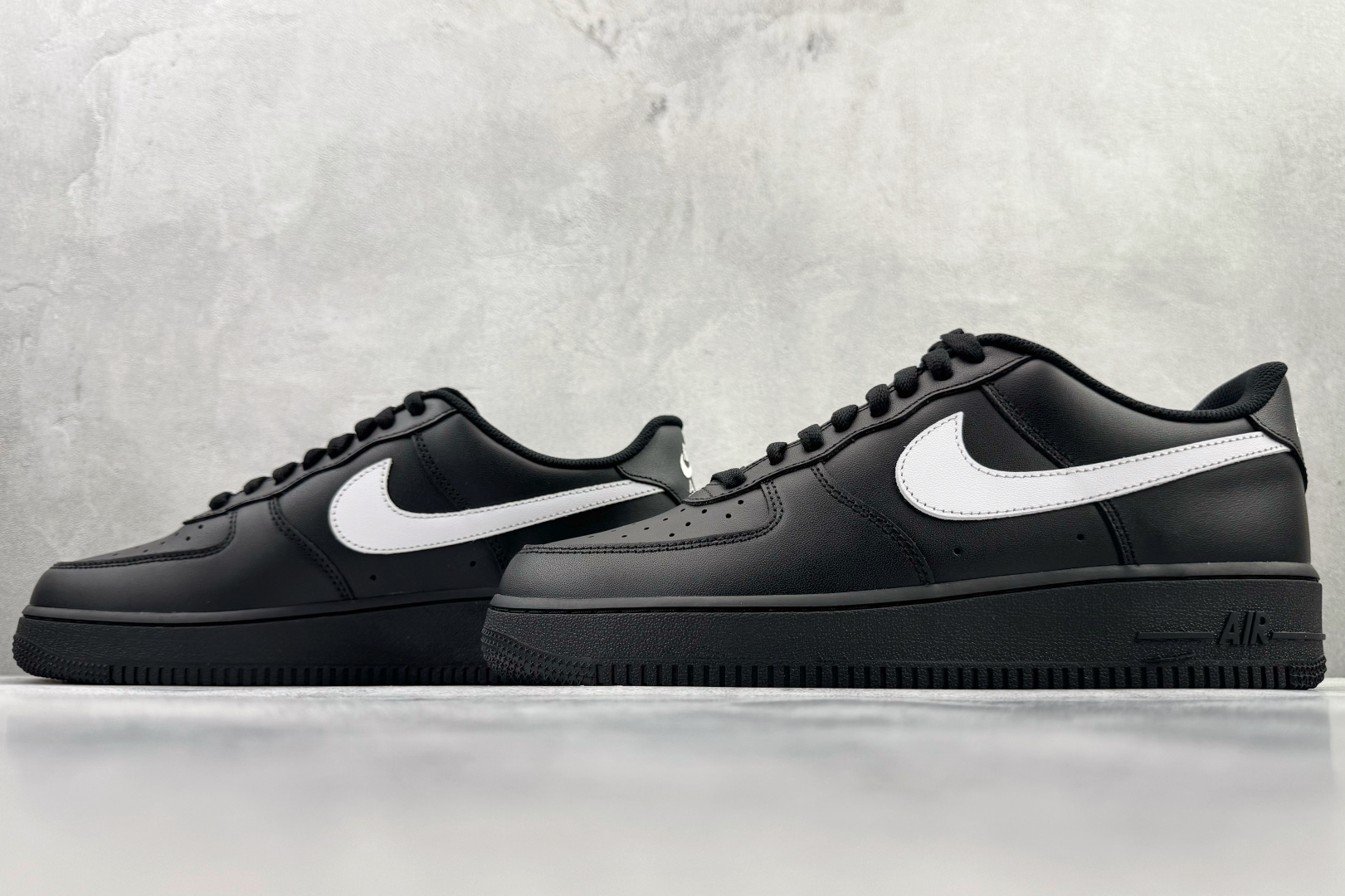 原厂皮 Nike Air Force 1'07 黑白货号：FZ0627-010尺码：35.5 36 36