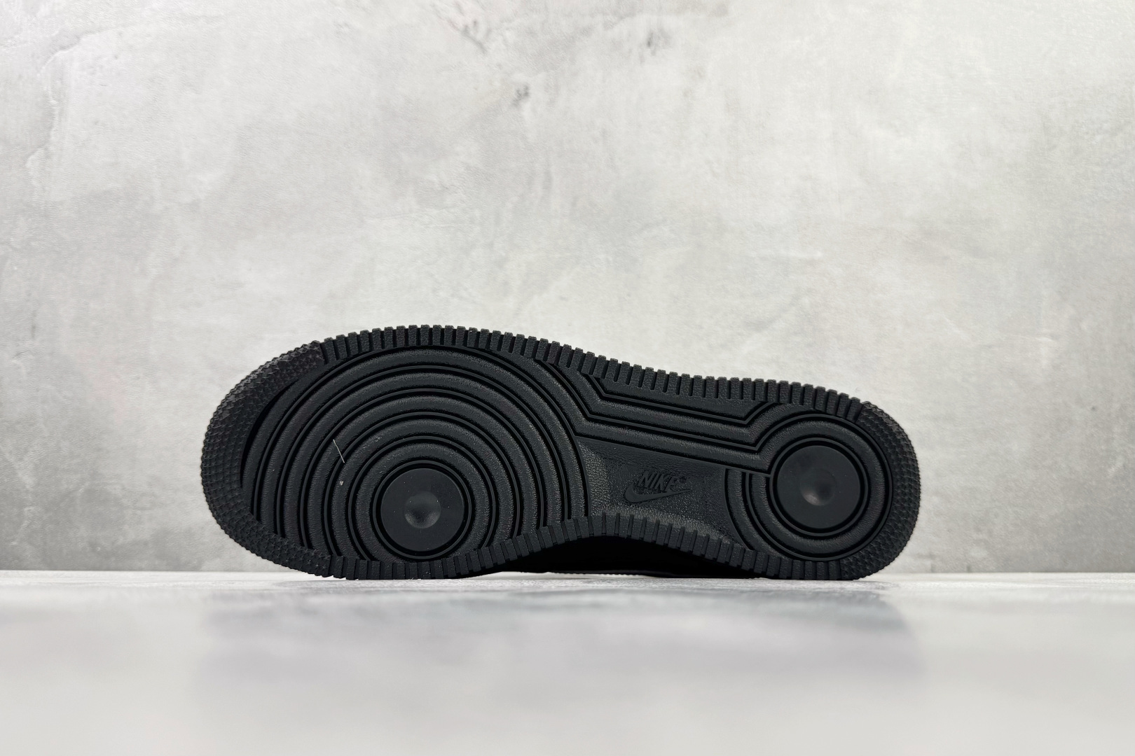 原厂皮 Nike Air Force 1'07 黑白货号：FZ0627-010尺码：35.5 36 36