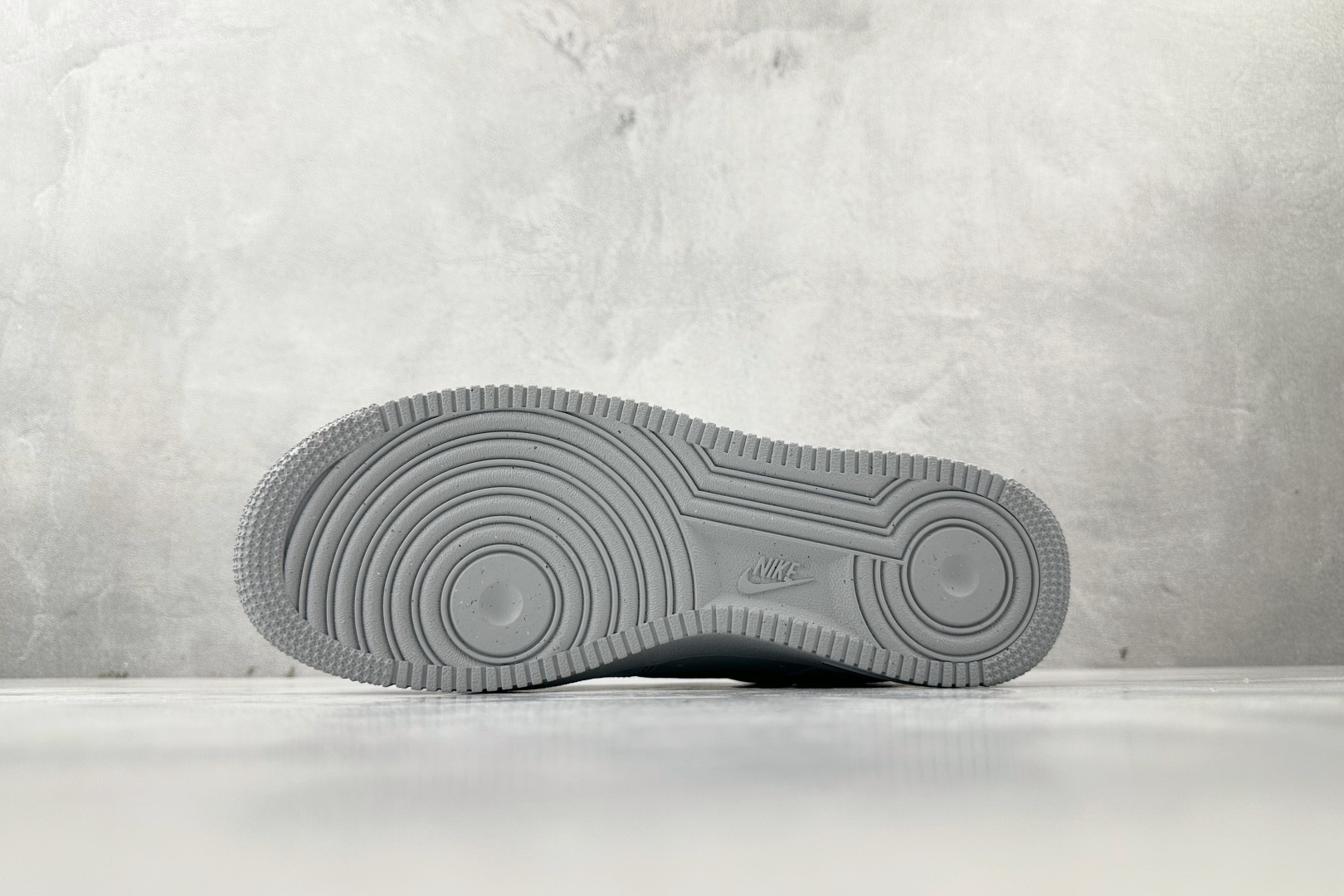 原厂皮 Nike Air Force 1 Low 灰色货号：HQ2037-004尺码：35.5 36 3