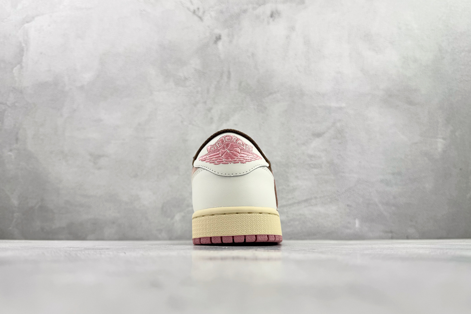 平台爆款 Travis Scott x Jordan Air Jordan 1 白棕粉 DZ4137-206