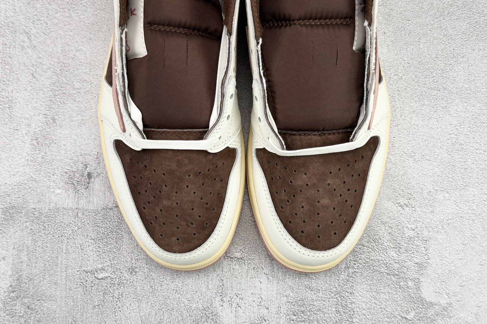 平台爆款 Travis Scott x Jordan Air Jordan 1 白棕粉 DZ4137-206