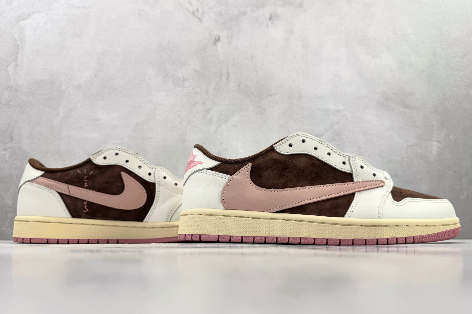 平台爆款 Travis Scott x Jordan Air Jordan 1 白棕粉 DZ4137-206
