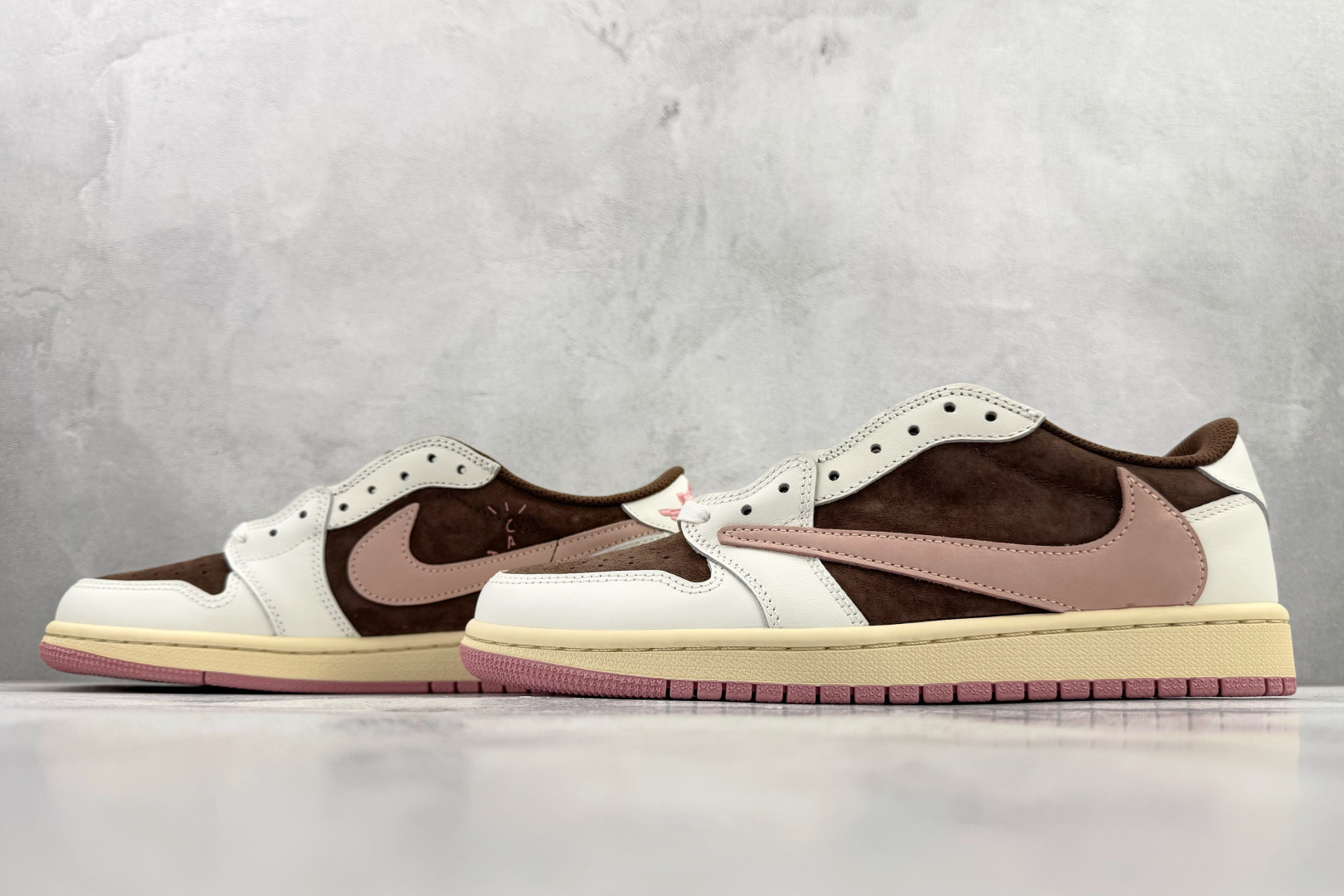 平台爆款 Travis Scott x Jordan Air Jordan 1 白棕粉 DZ4137-206