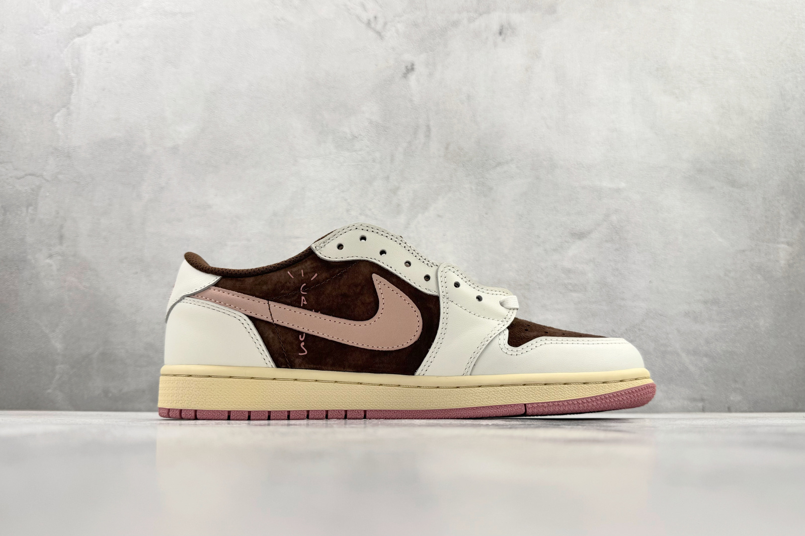 平台爆款 Travis Scott x Jordan Air Jordan 1 白棕粉 DZ4137-206