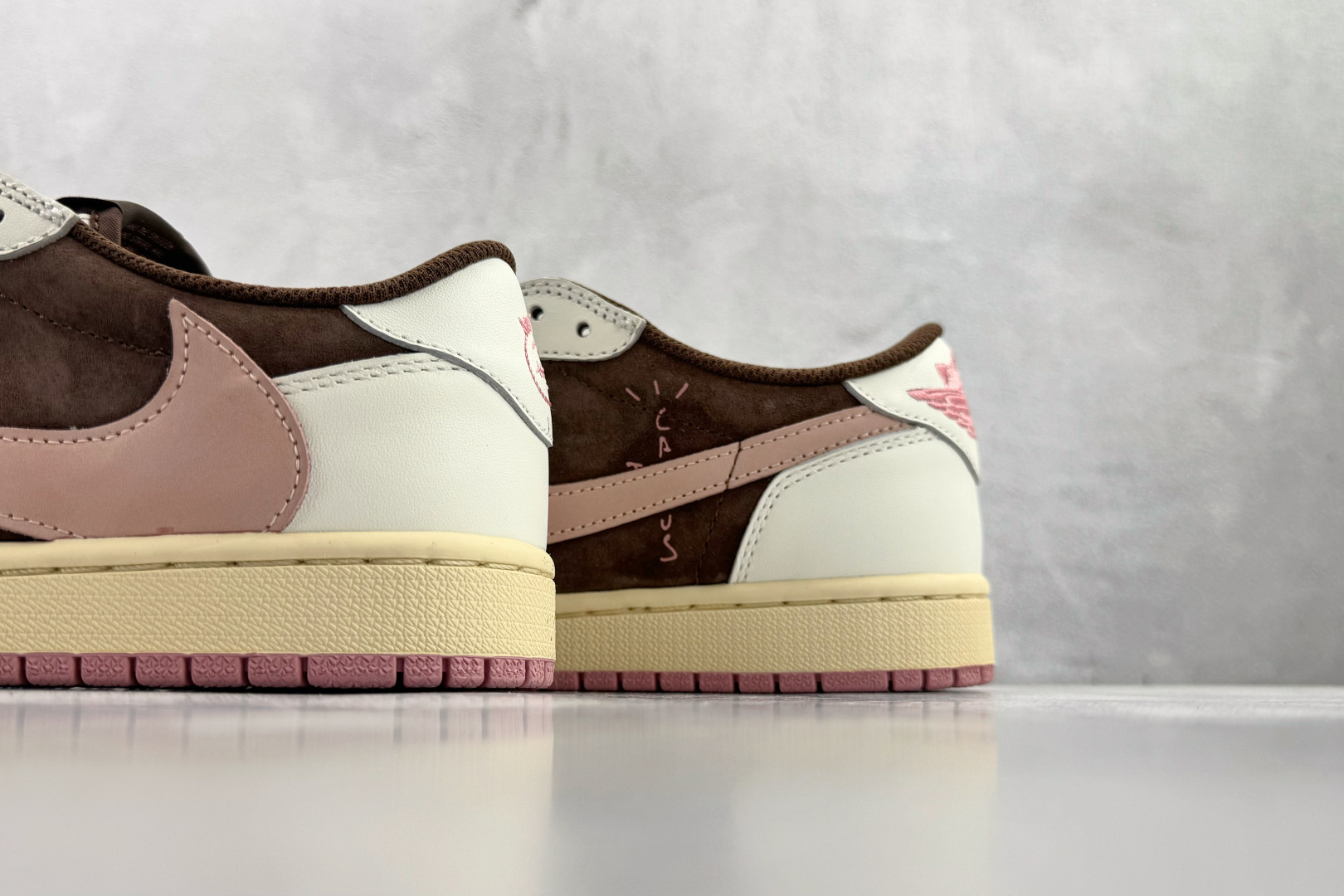 平台爆款 Travis Scott x Jordan Air Jordan 1 白棕粉 DZ4137-206