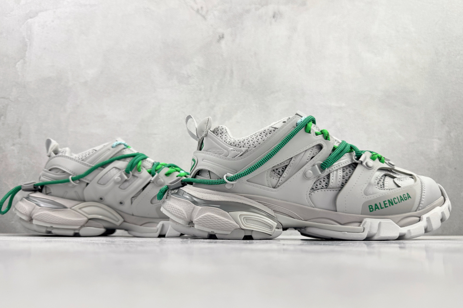 代购版 Balenciaga巴黎世家 Track 灰绿 542436WTRPG 代购版 Balenciaga巴黎世家 Track 灰绿 542436WTRPG
