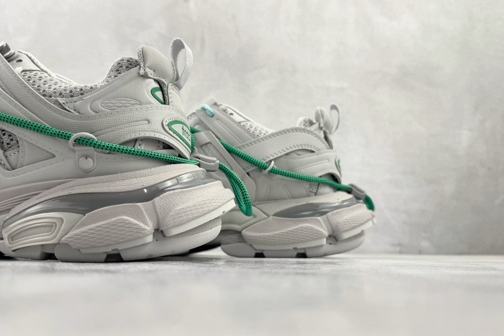代购版 Balenciaga巴黎世家 Track 灰绿 542436WTRPG 代购版 Balenciaga巴黎世家 Track 灰绿 542436WTRPG