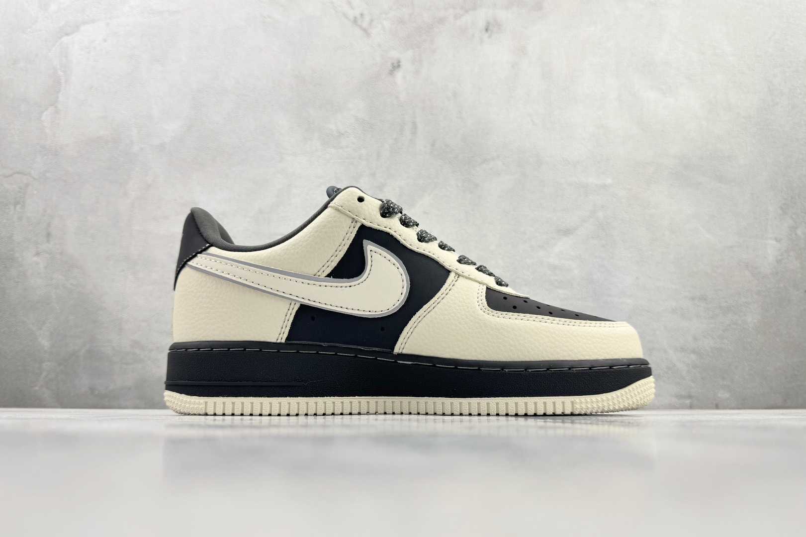 Nike Air Force 1 Low 黑白 XL1979-130 Nike Air Force 1 Low 黑白 XL1979-130
