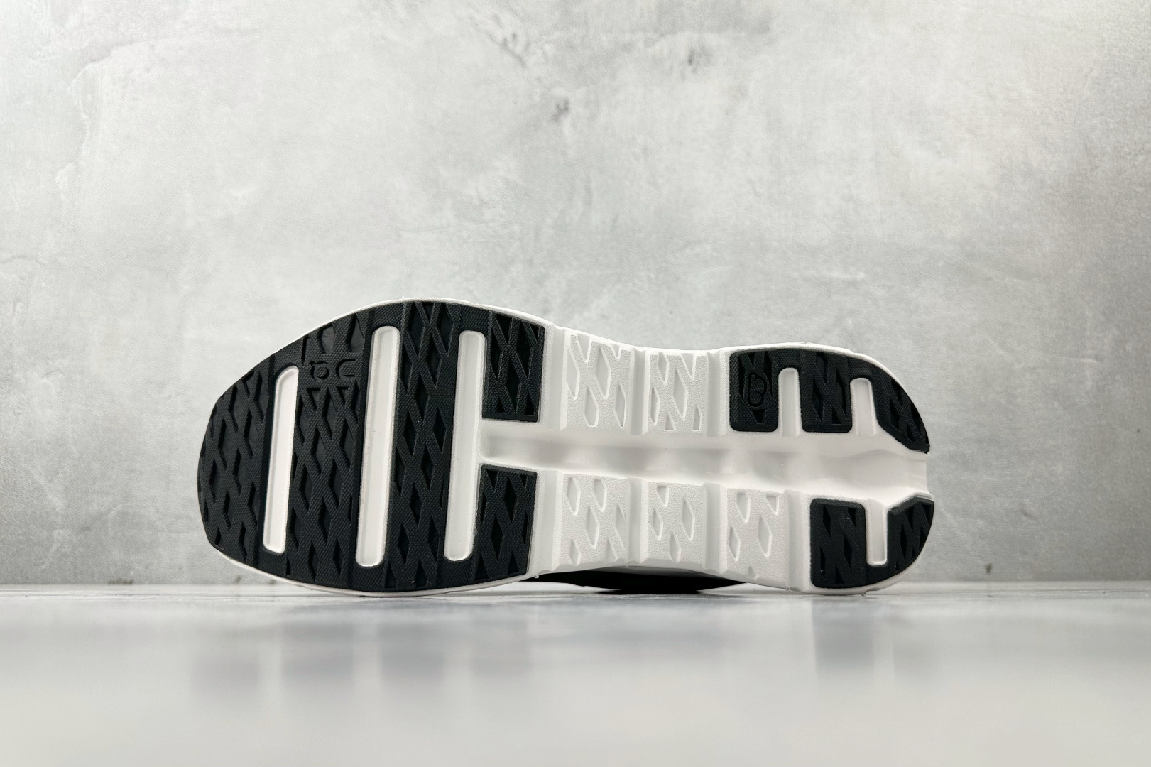 On昂跑 x LOEWE罗意威 Cloudtilt 2 灰色 3ME1069