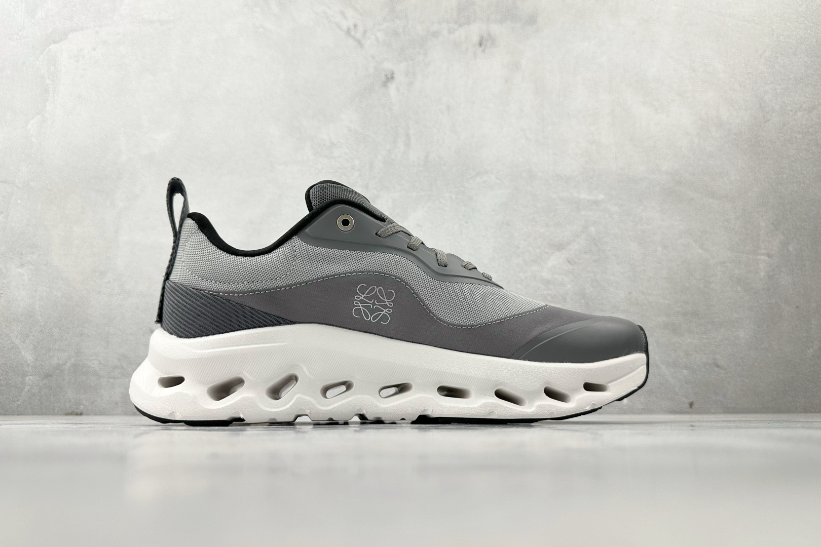 On昂跑 x LOEWE罗意威 Cloudtilt 2 灰色 3ME1069