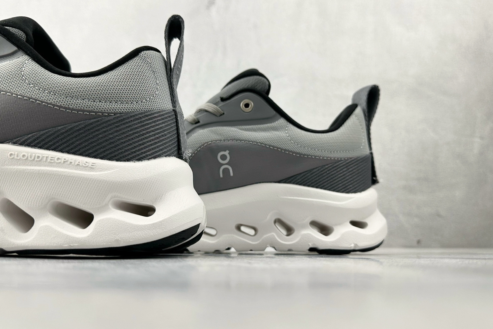 On昂跑 x LOEWE罗意威 Cloudtilt 2 灰色 3ME1069