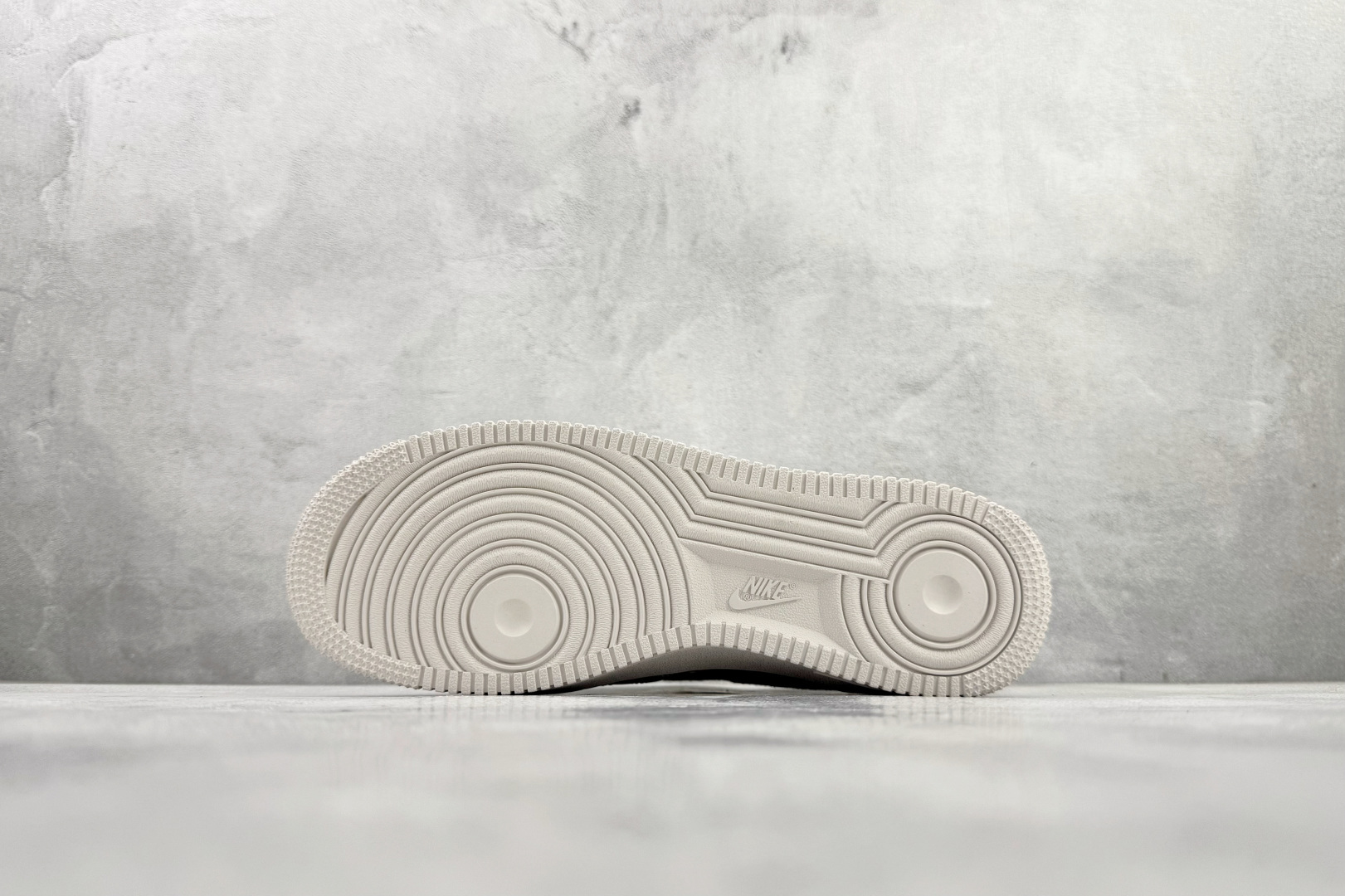 Nike Air Force 1 '07 白色 IQ1143-100