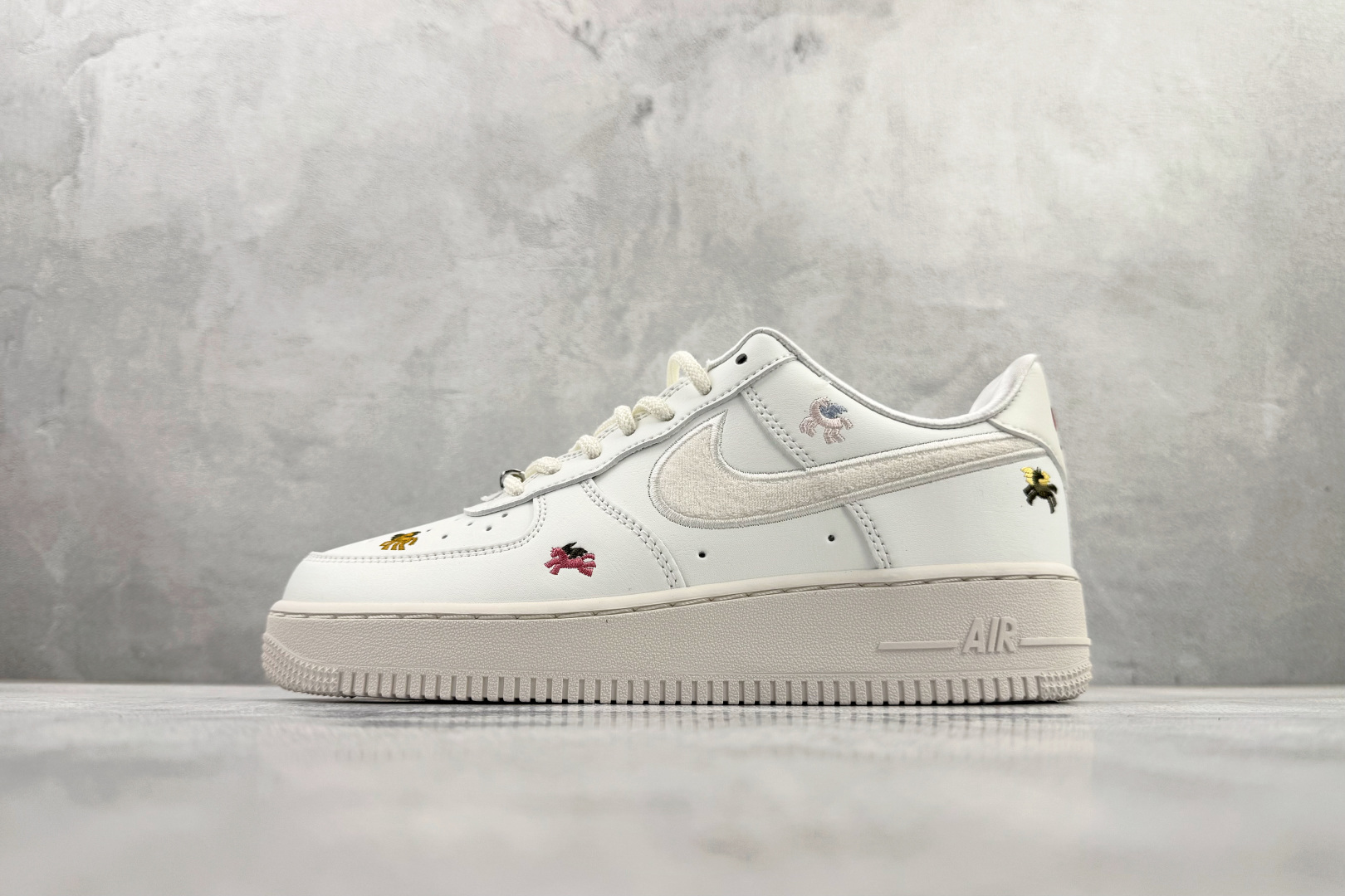 Nike Air Force 1 ’07 白色 IQ1143-100