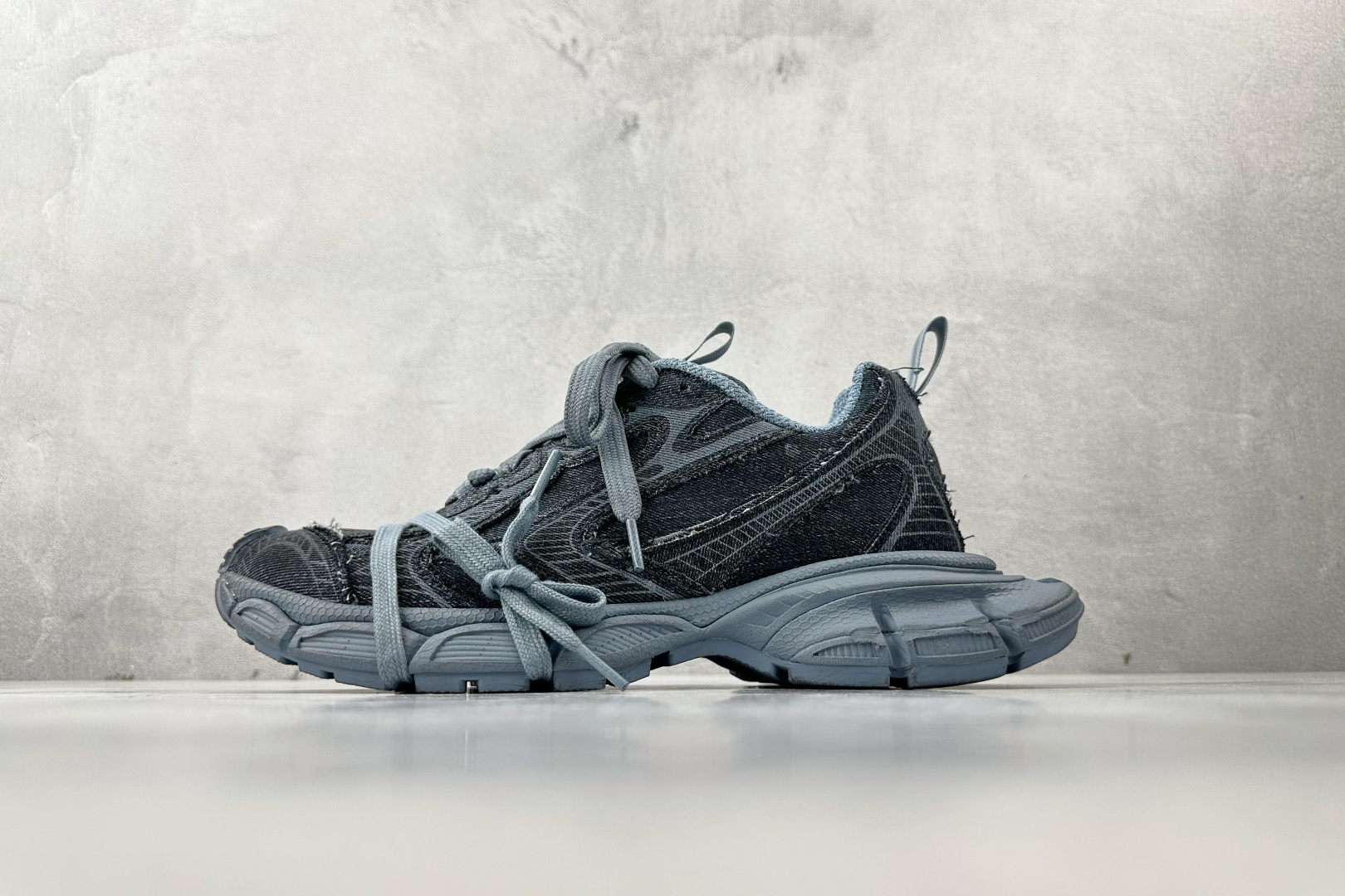 最新外贸批次 Balenciaga巴黎世家 3XL 蓝色 734731WTSAX 最新外贸批次 Balenciaga巴黎世家 3XL 蓝色 734731WTSAX