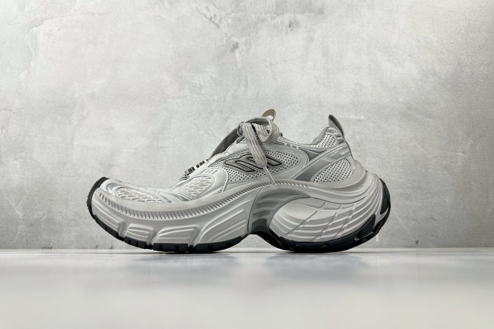 最新外贸批次 Balenciaga巴黎世家 6XL 灰色 815853W6XHW 最新外贸批次 Balenciaga巴黎世家 6XL 灰色 815853W6XHW