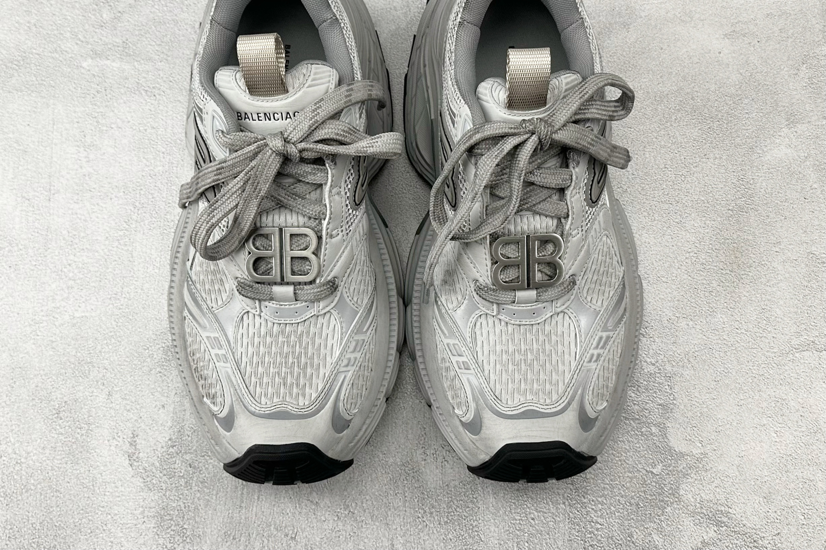 最新外贸批次 Balenciaga巴黎世家 6XL 灰色 815853W6XHW 最新外贸批次 Balenciaga巴黎世家 6XL 灰色 815853W6XHW