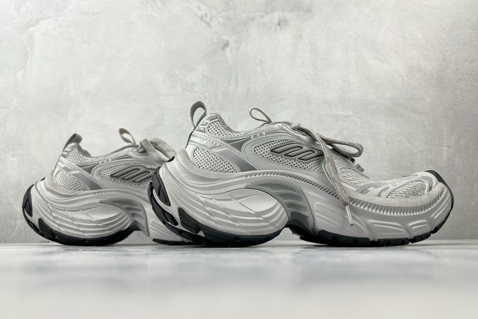 最新外贸批次 Balenciaga巴黎世家 6XL 灰色 815853W6XHW 最新外贸批次 Balenciaga巴黎世家 6XL 灰色 815853W6XHW