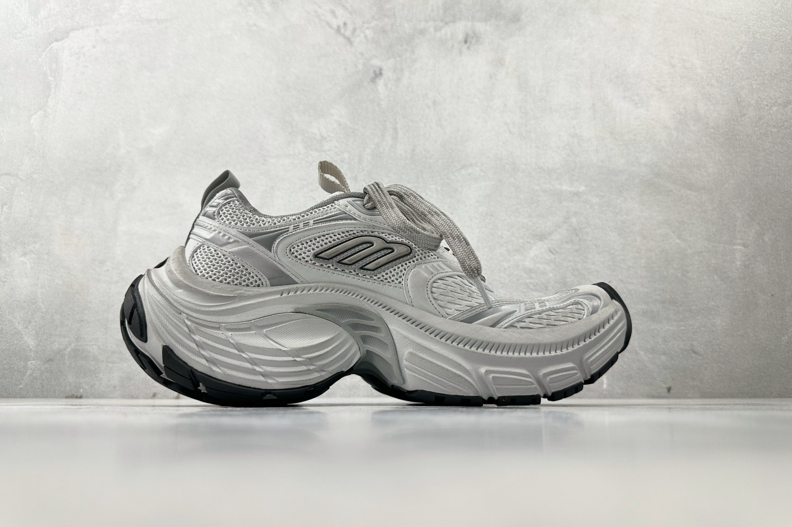 最新外贸批次 Balenciaga巴黎世家 6XL 灰色 815853W6XHW 最新外贸批次 Balenciaga巴黎世家 6XL 灰色 815853W6XHW