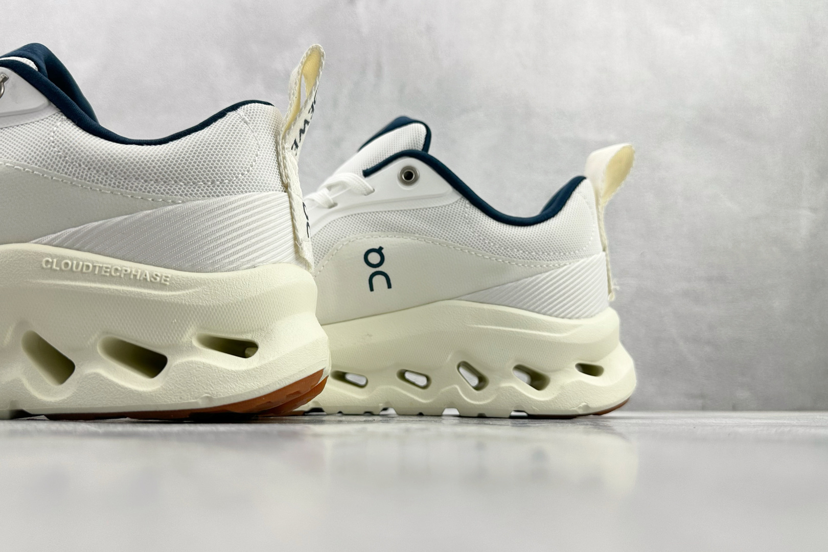 On昂跑 x LOEWE罗意威 Cloudtilt 2 白蓝色 M929282X30-4933 On昂跑 x LOEWE罗意威 Cloudtilt 2 白蓝色 M929282X30-4933
