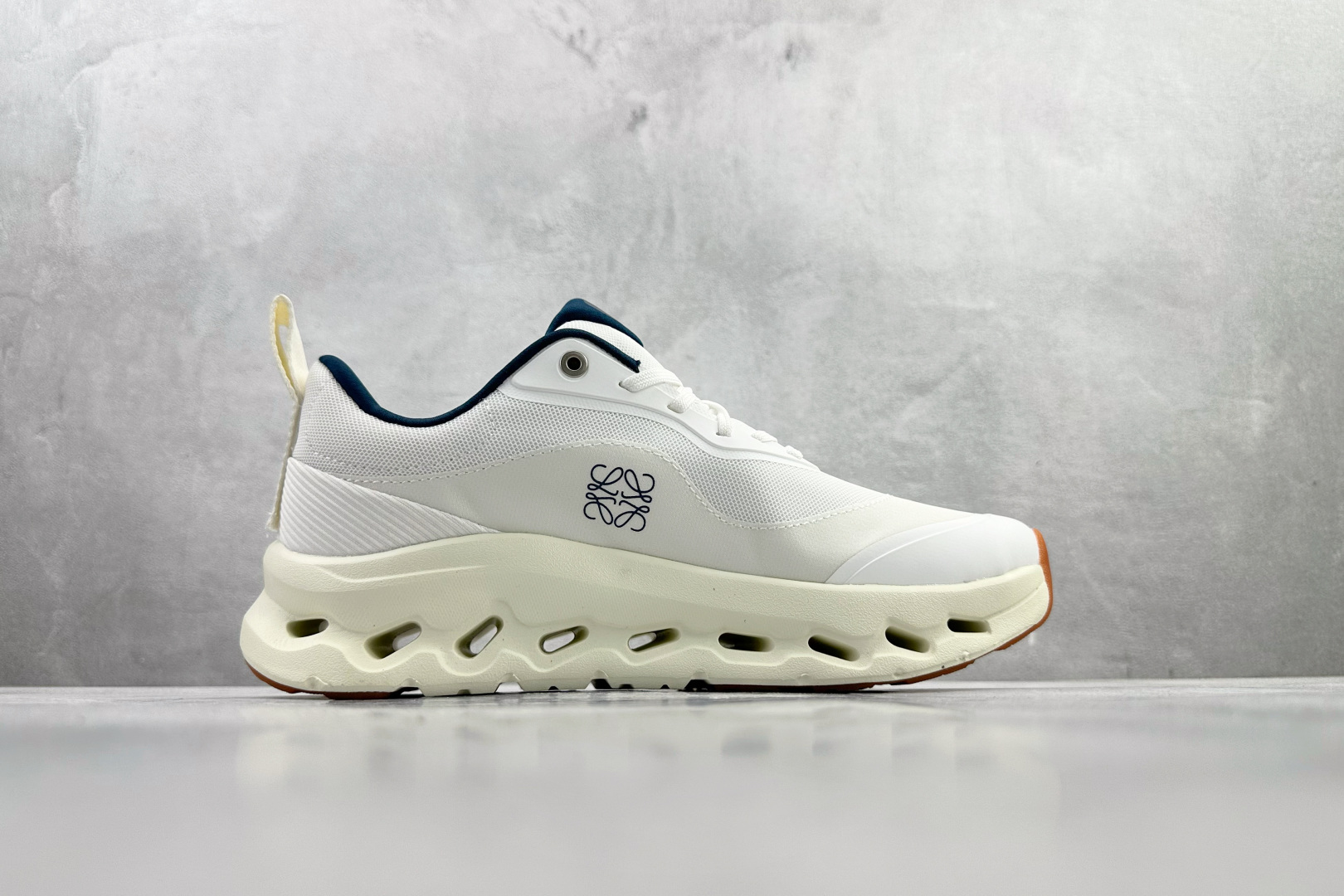 On昂跑 x LOEWE罗意威 Cloudtilt 2 白蓝色 M929282X30-4933 On昂跑 x LOEWE罗意威 Cloudtilt 2 白蓝色 M929282X30-4933