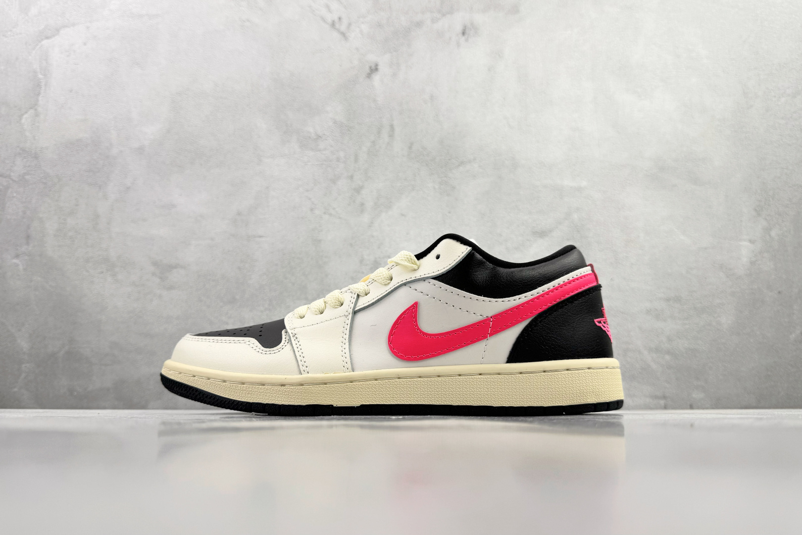 平台爆款 Jordan Air Jordan 1 白黑粉 DC0774-107 平台爆款 Jordan Air Jordan 1 白黑粉 DC0774-107