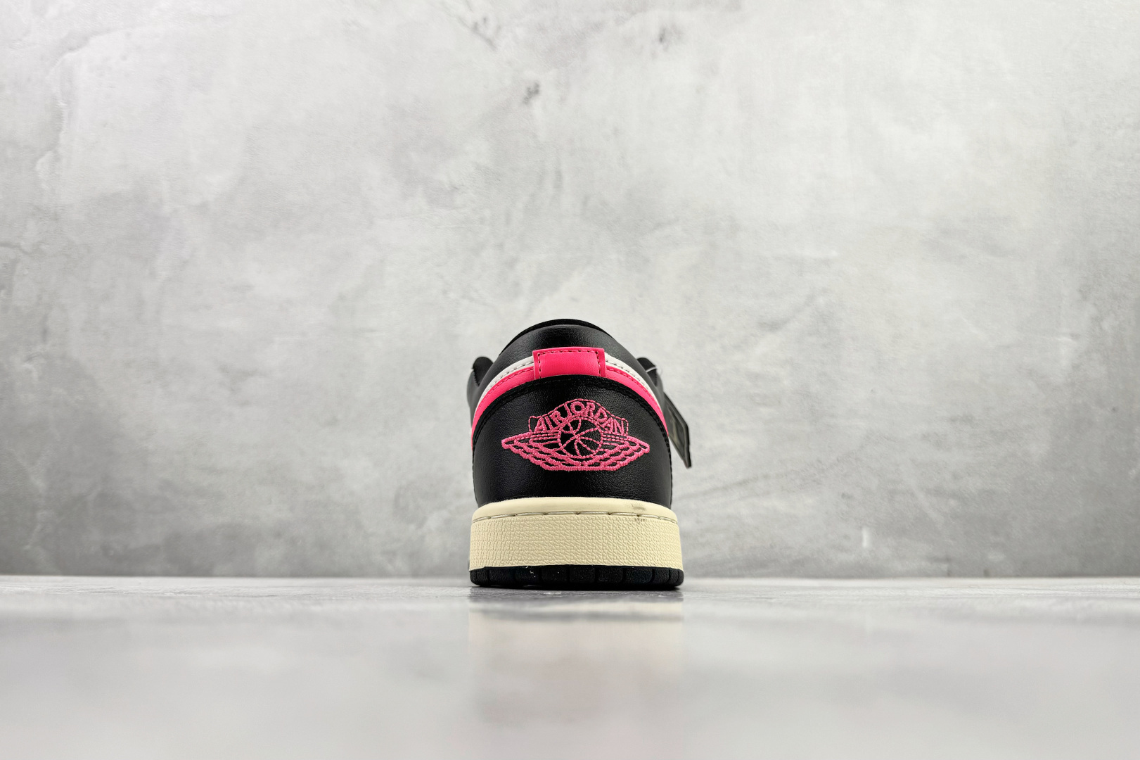 平台爆款 Jordan Air Jordan 1 白黑粉 DC0774-107 平台爆款 Jordan Air Jordan 1 白黑粉 DC0774-107