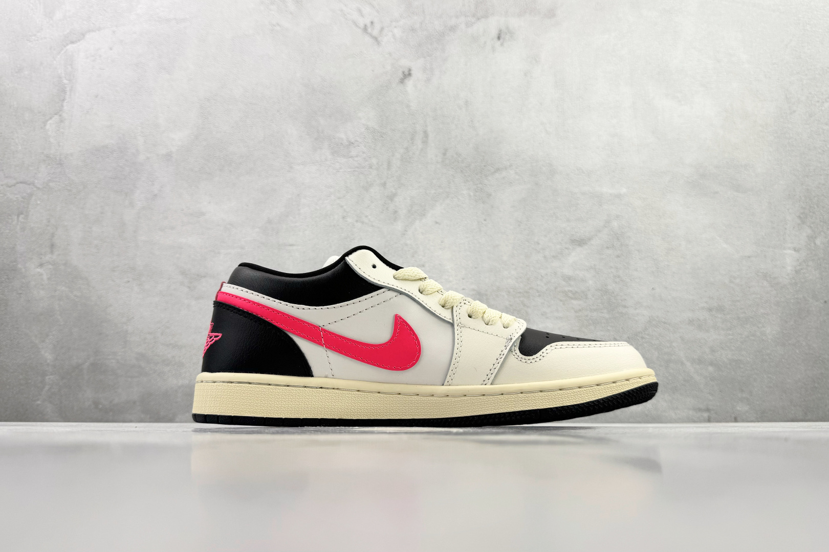 平台爆款 Jordan Air Jordan 1 白黑粉 DC0774-107 平台爆款 Jordan Air Jordan 1 白黑粉 DC0774-107