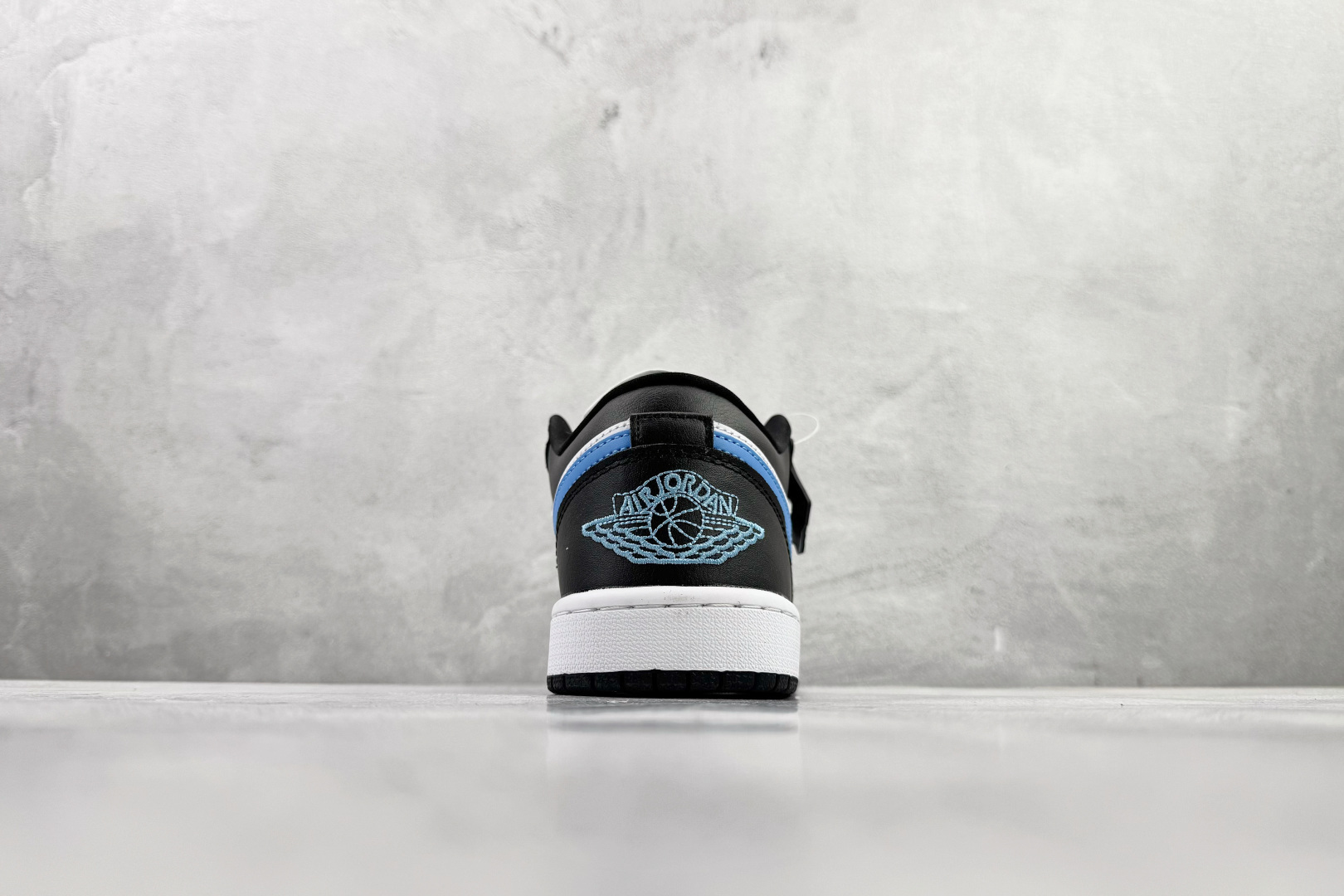 210 平台爆款 Jordan Air Jordan 1 low ”university blue” 黑白蓝 DC0774-041-Chinese UA Cheap High Quatity Brand Clothes Bags handbags Sneakers wholesale wholesaler seller from China Factory suppliers Fashion Clothing Shoes best Quality Beautiful Price 210 平台爆款 Jordan Air Jordan 1 low ”university blue” 黑白蓝 DC0774-041