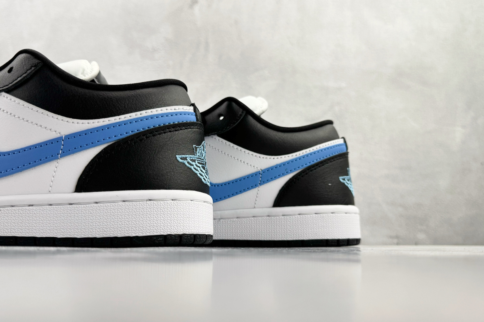 210 平台爆款 Jordan Air Jordan 1 low ”university blue” 黑白蓝 DC0774-041-Chinese UA Cheap High Quatity Brand Clothes Bags handbags Sneakers wholesale wholesaler seller from China Factory suppliers Fashion Clothing Shoes best Quality Beautiful Price 210 平台爆款 Jordan Air Jordan 1 low ”university blue” 黑白蓝 DC0774-041