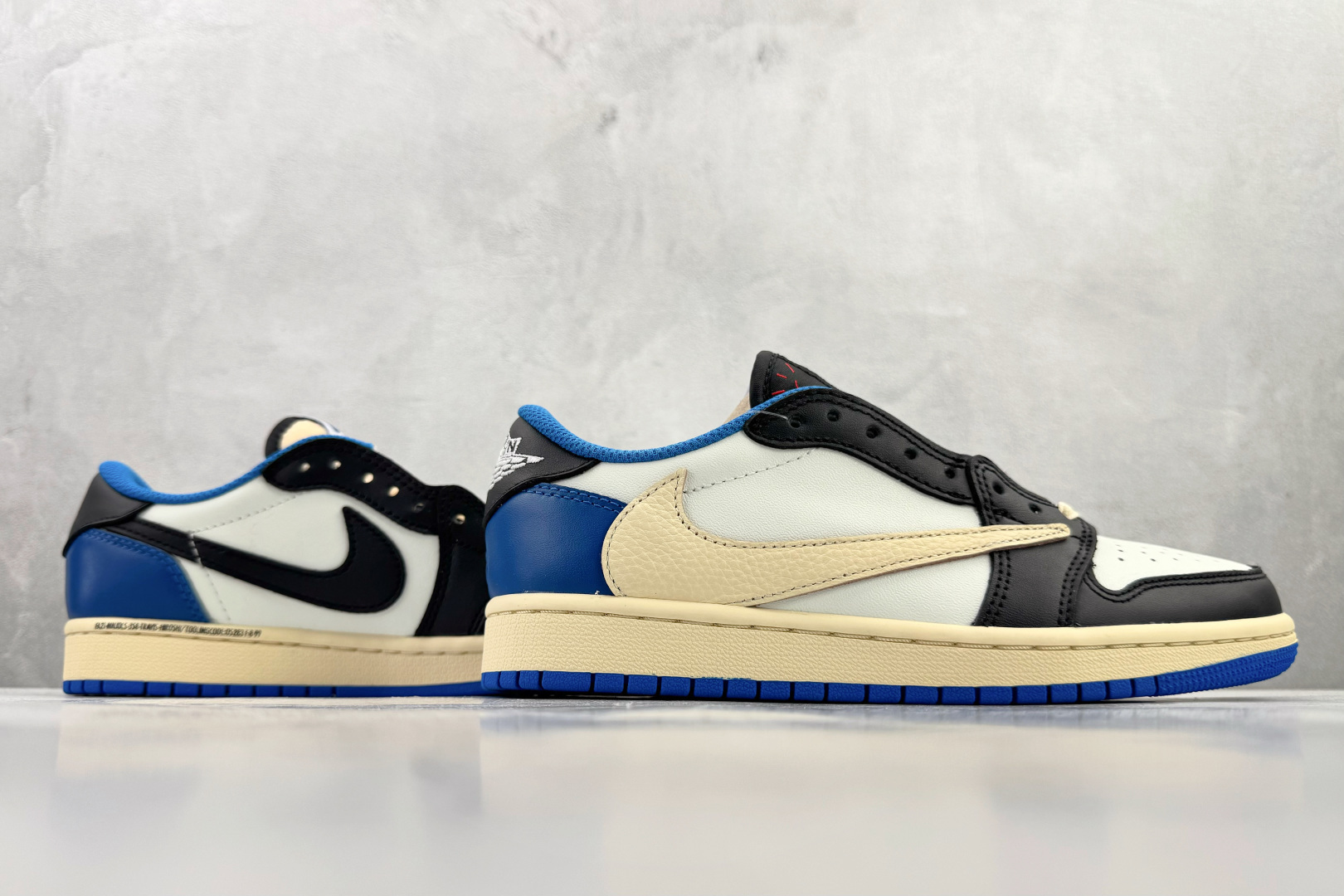 Travis Scott x Fragment Design x Jordan Air Jordan 1 OG款 Low SP 倒钩2.0 三方联名闪电 白蓝黑 DM7866-140 Travis Scott x Fragment Design x Jordan Air Jordan 1 OG款 Low SP 倒钩2.0 三方联名闪电 白蓝黑 DM7866-140